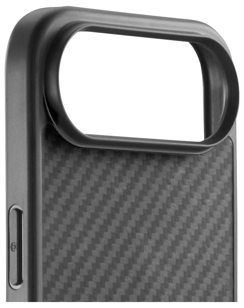Eine Nahaufnahme einer Smartphone-Hülle mit einer Karbonfaser-Textur, die einen erhöhten, verstärkten Kamerabereich und einen Aussparungsausschnitt für die Seitentaste aufweist.