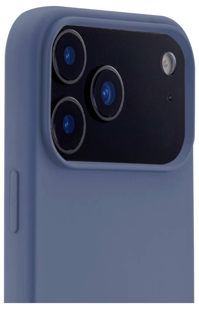 Ein Smartphone mit einer blauen Hülle, mit Fokus auf der Rückkamera-Anordnung, die drei Objektive und einen Blitz umfasst.