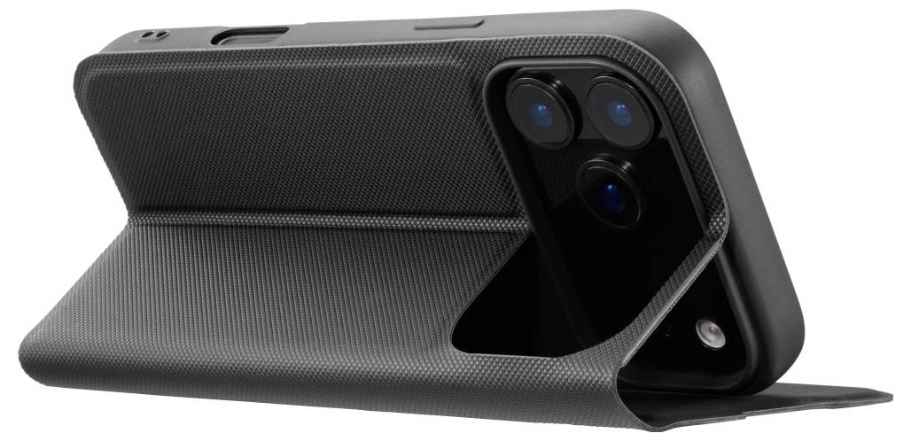 Eine schwarze Handyhülle mit einer strukturierten Oberfläche wird teilweise geöffnet gezeigt, wobei ein Handy mit drei Rückkameraobjektiven freigelegt ist.