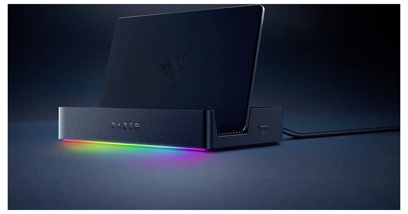 Ein Laptop ruht auf einem schlanken schwarzen Ständer mit einer leuchtenden RGB-Beleuchtung darunter, die das moderne Erscheinungsbild des Setups verstärkt.