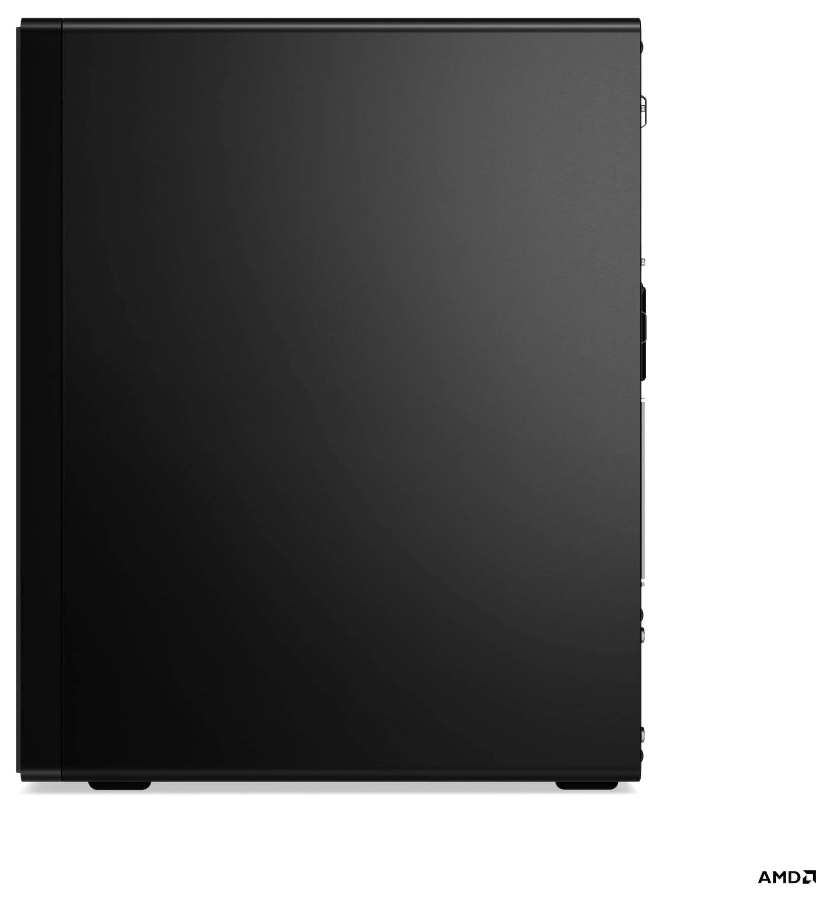 Großer schwarzer Computer-Tower mit minimalistischem Design, eine Seitenansicht zeigend, die Blenden und Anschlüsse präsentiert; kleines AMD-Logo in der unteren rechten Ecke.