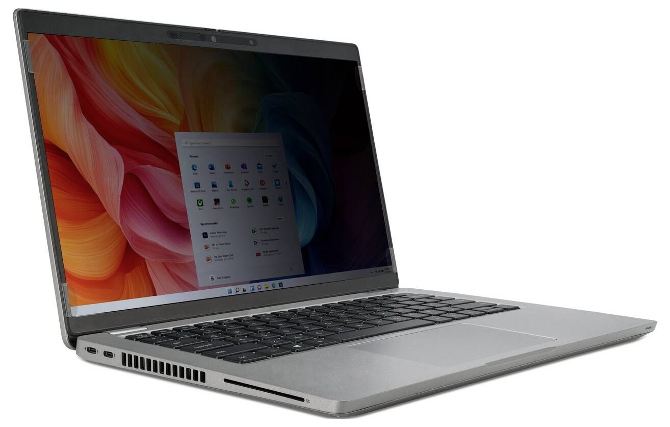 Ein silberner Laptop mit einem bunten Bildschirm, der eine Desktop-Oberfläche darstellt. Der Bildschirm zeigt App-Symbole und ein Startmenü, aus einem Winkel betrachtet.