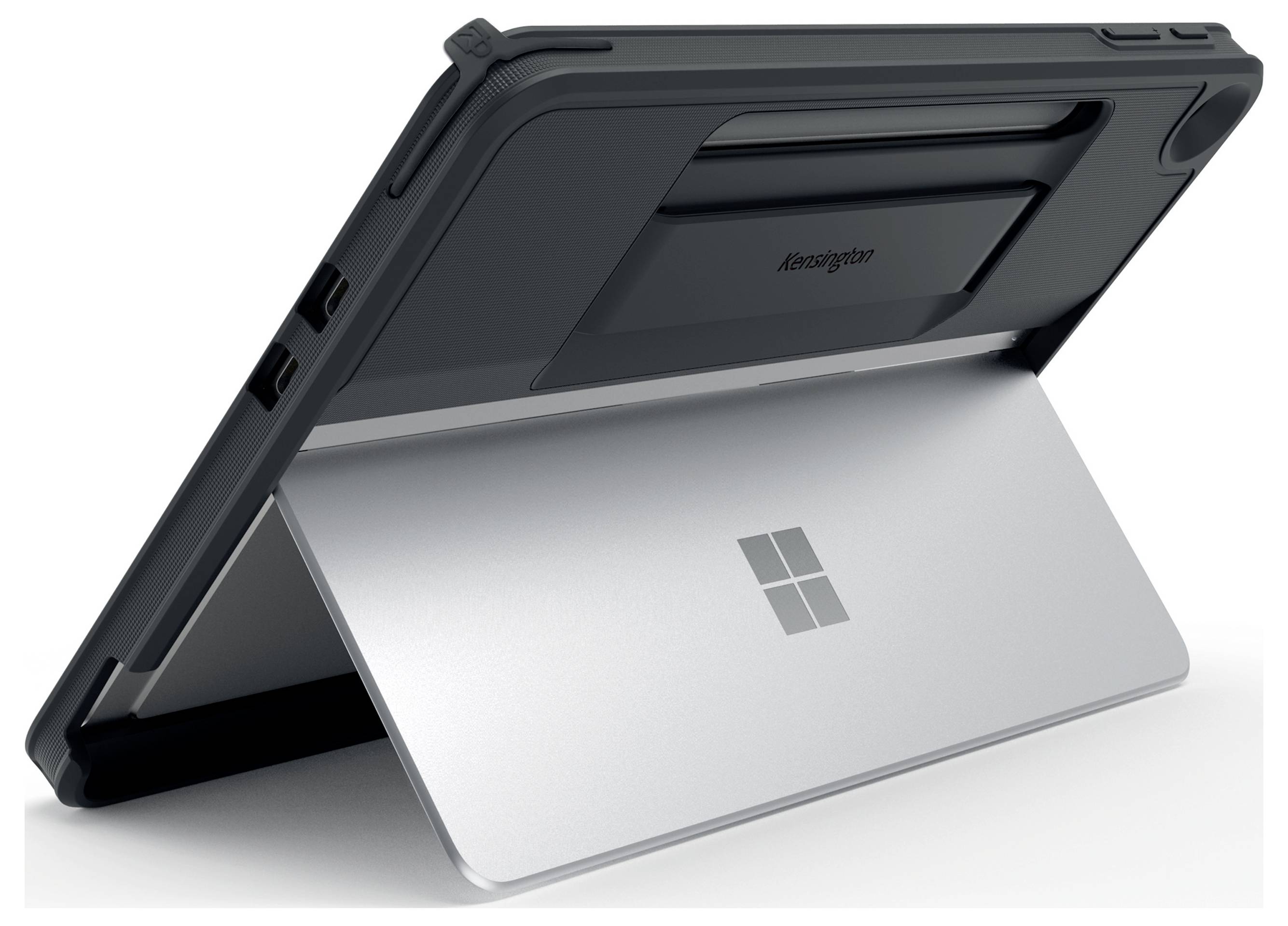 Ein Tablet mit einem Schutzgehäuse, das einen Ständer besitzt und in einem Winkel positioniert ist, der das Microsoft-Logo auf dem Ständer zeigt.