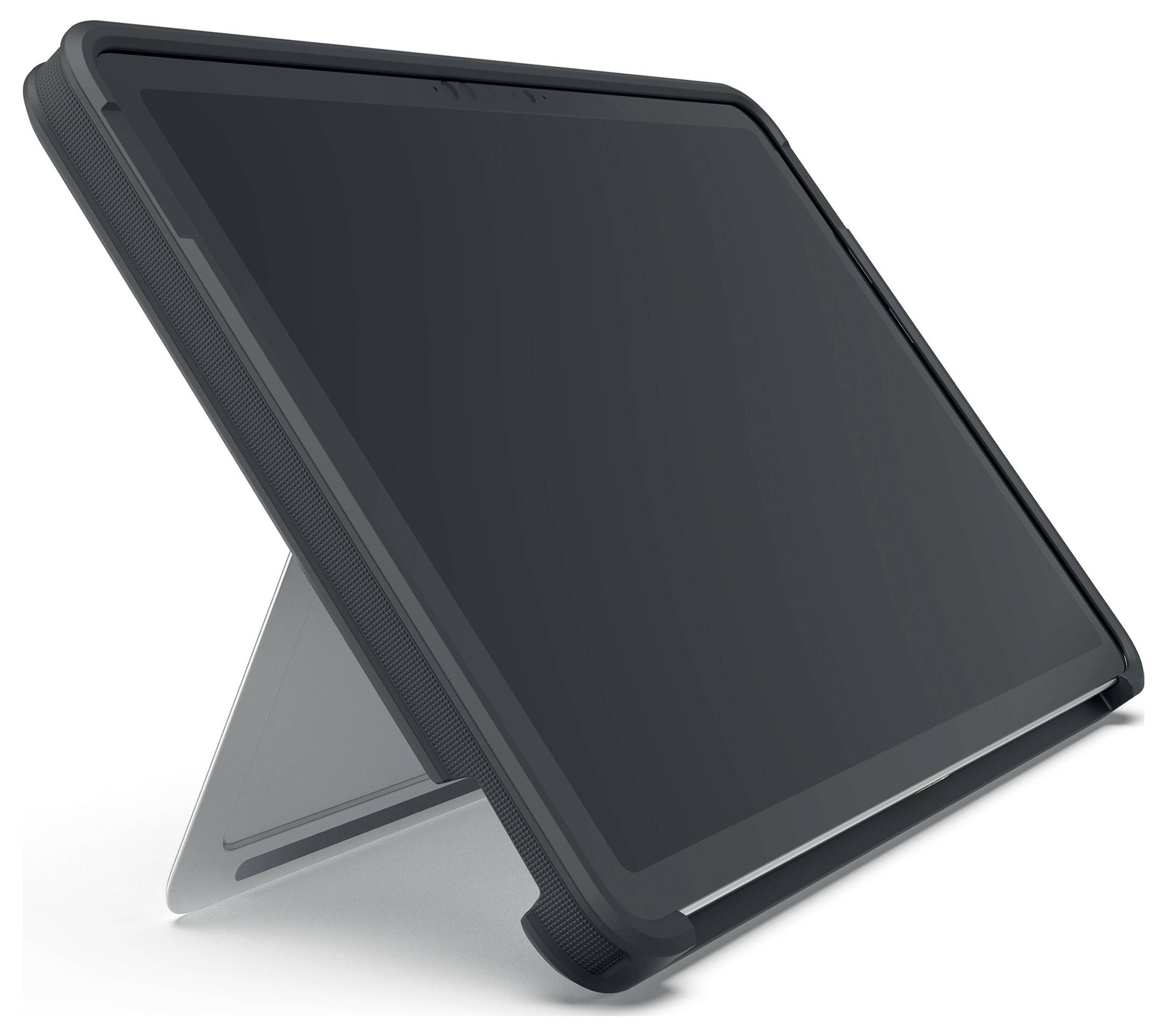 Ein Tablet mit einer schwarzen Schutzhülle ist auf einem silbernen Ständer geneigt und vor einem einfarbigen weißen Hintergrund platziert.