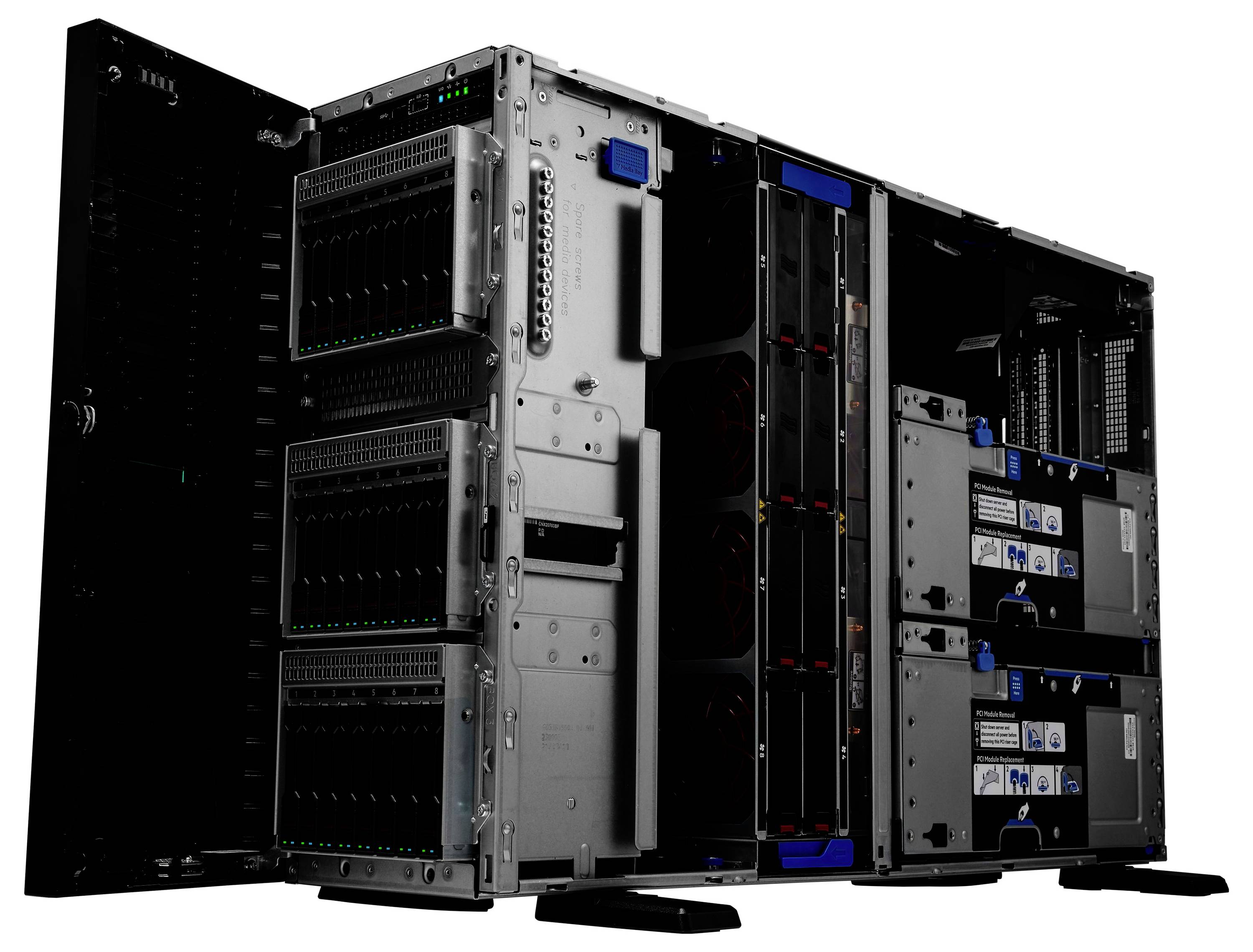 Ein leistungsstarker Computer-Server mit mehreren Racks und von einem offenen Panel aus sichtbarer Verkabelung, der für Datenverarbeitung und -speicherung verwendet wird.