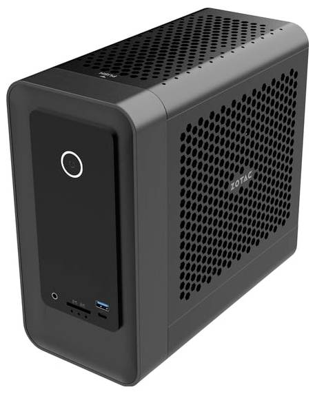 Ein kompaktes schwarzes Computergehäuse mit Lüftungslöchern und 'Zotac' Branding, mit einem vorderen USB-Anschluss und einem kreisrunden Powerknopf.