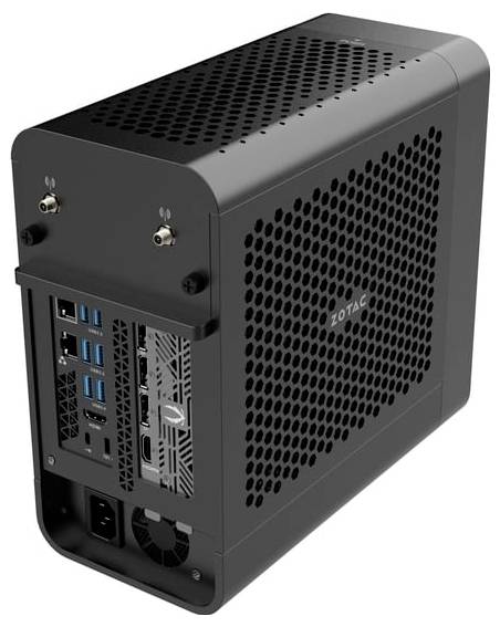Ein kompakter schwarzer Mini-PC mit Lüftungslöchern, mehreren USB-Anschlüssen, HDMI und Stromanschlüssen, versehen mit einem auffälligen Markenlogo.