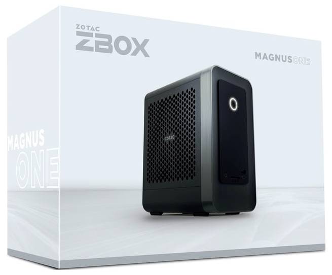 Ein kompakter ZOTAC MAGNUS ONE Mini-PC mit Mesh-Design zur Belüftung, vor einem minimalistischen Hintergrund, der sein schlankes Design hervorhebt.
