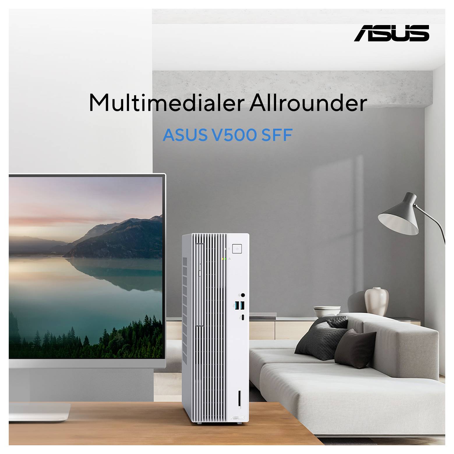 Ein modernes Computer-Setup mit einem ASUS V500 SFF Tower, der auf einem Schreibtisch neben einem Monitor hervorgehoben wird, der eine friedliche Landschaft zeigt. Der Raum hat eine minimalistische Einrichtung.