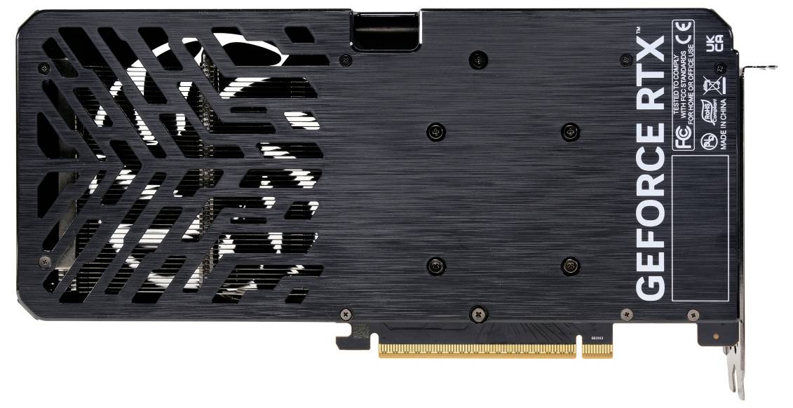 Eine Grafikkarte mit der Aufschrift 'GEFORCE RTX' an der Seite, mit mehreren Lüftungsschlitzen und Anschlussports.