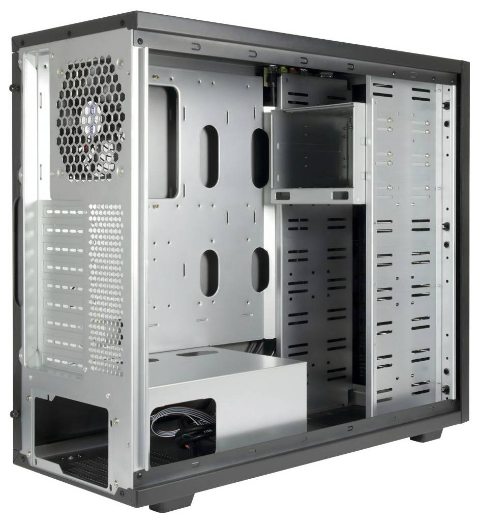 Ein offener Computergehäuse, der seine interne Struktur zeigt, mit Steckplätzen für Komponenten, einschließlich Laufwerkschächten und einem Lüfter im Heck.