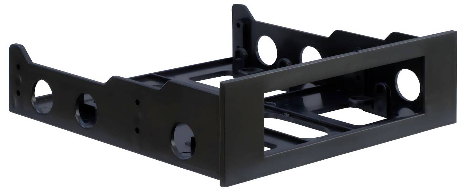 Ein schwarzer Metall-Computergehäuse-Laufwerkadapter mit mehreren kreisförmigen Löchern, der dazu dient, kleinere Laufwerke in größere Einschübe einzubauen.