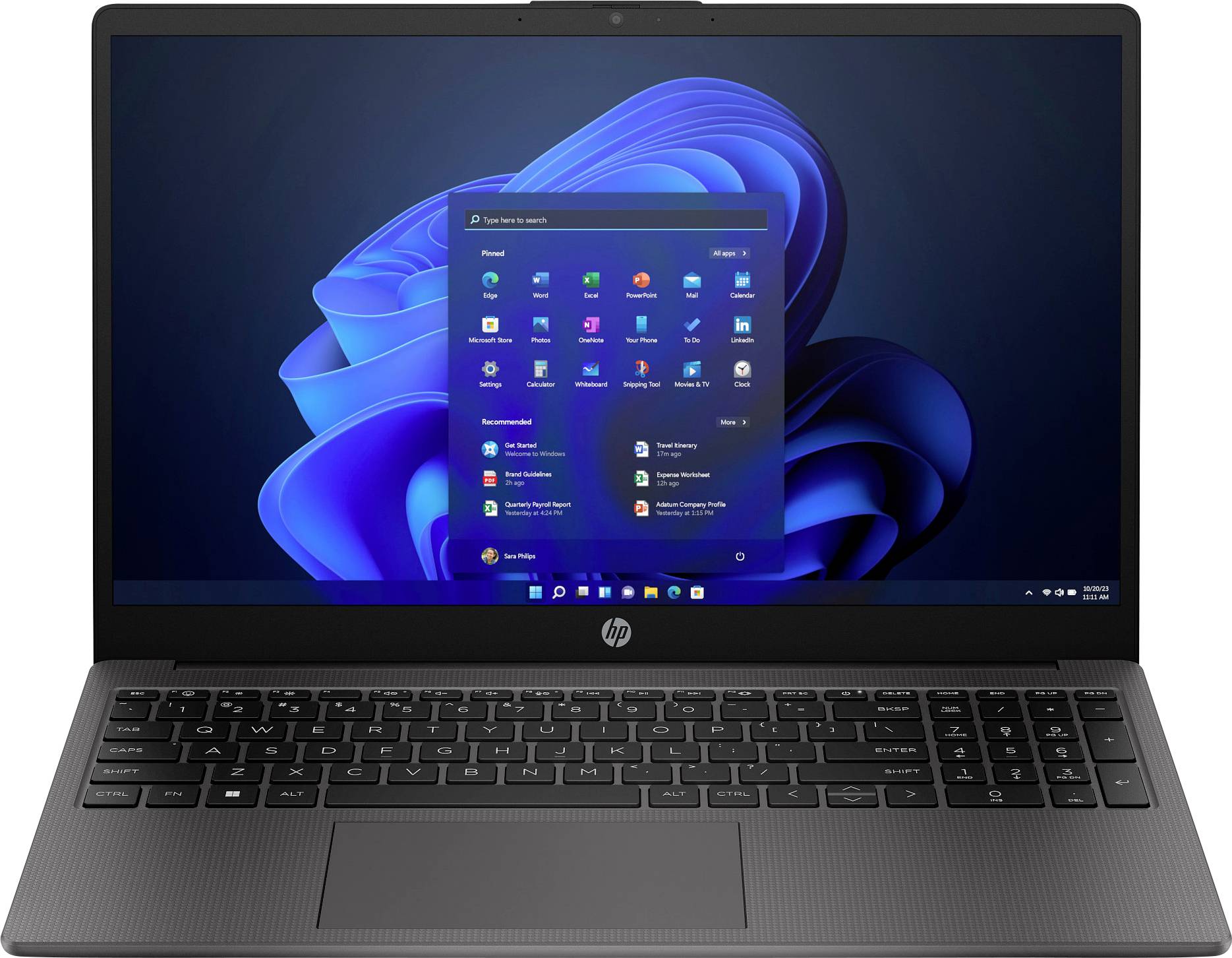 Ein Laptop mit einem sichtbaren Bildschirm, auf dem das Windows 11 Startmenü mit App-Symbolen gezeigt wird. Das HP-Logo ist mittig unterhalb der Tastatur positioniert.
