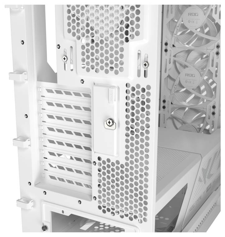 Rückansicht eines weißen Computergehäuses mit mehreren belüfteten Paneelen und Lüftermontagen für optimale Luftzirkulation, mit Erweiterungsslots und einem Verschließmechanismus.