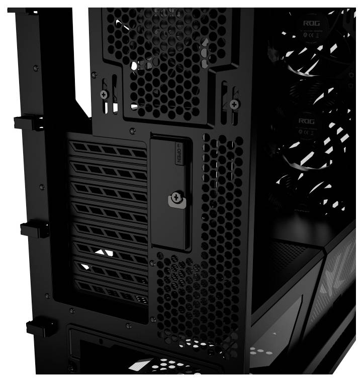 Eine Nahaufnahme eines schwarzen Computergehäuses, die das Rückpanel mit mehreren Lüftungslöchern, Erweiterungssteckplätzen und einem Verschlussmechanismus zeigt.