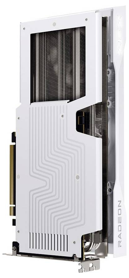 Weiße Grafikkarte mit vertikalen Rillen, freigelegten Kühlrippen und einem 