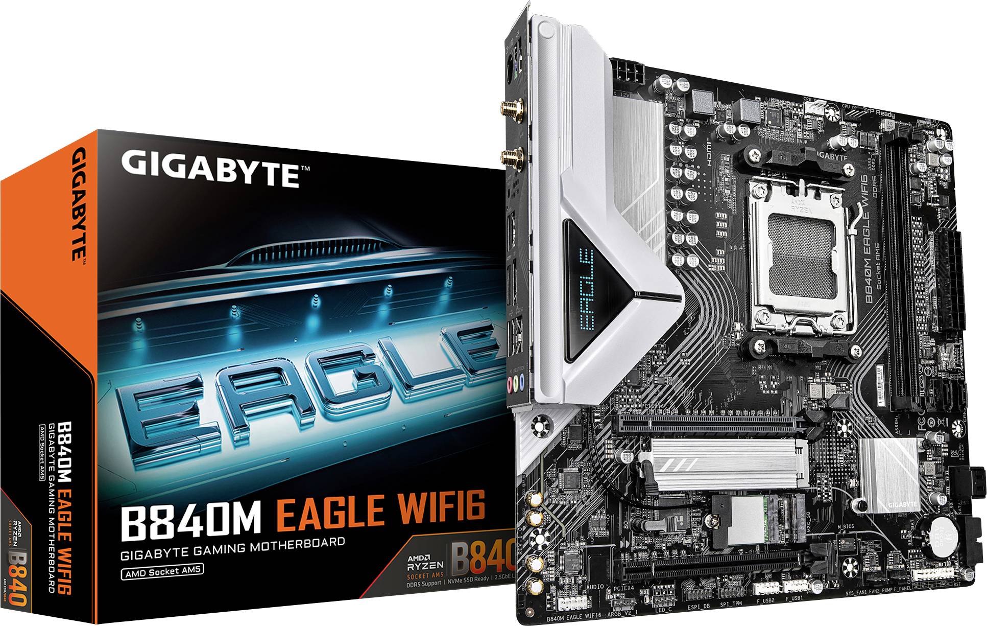 Eine Gigabyte B840M Eagle WIFI6 Gaming-Motherboard, präsentiert neben seiner Verpackung. Das Mainboard verfügt über einen CPU-Sockel und verschiedene Anschlussports.
