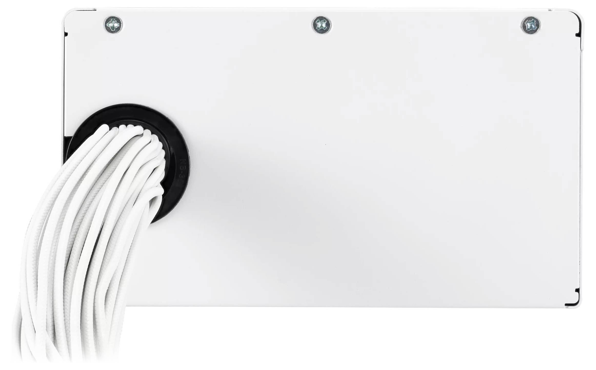 Ein weißes rechteckiges Panel mit mehreren weißen Kabeln, die durch eine schwarze kreisförmige Öffnung auf der linken Seite austreten.