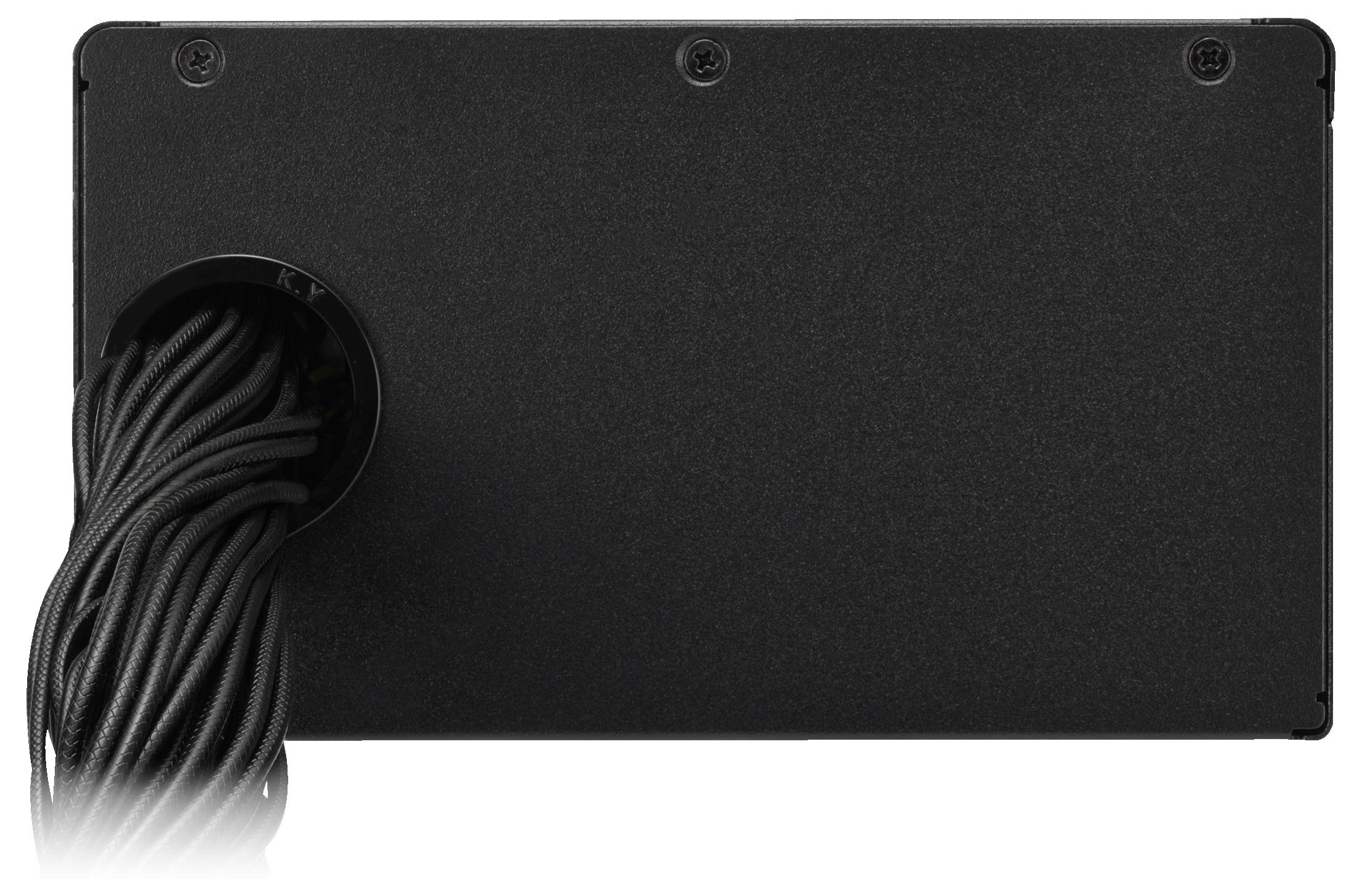 Schwarzes Panel mit mehreren Kabeln, die aus einer kreisförmigen Öffnung auf der linken Seite herausragen.