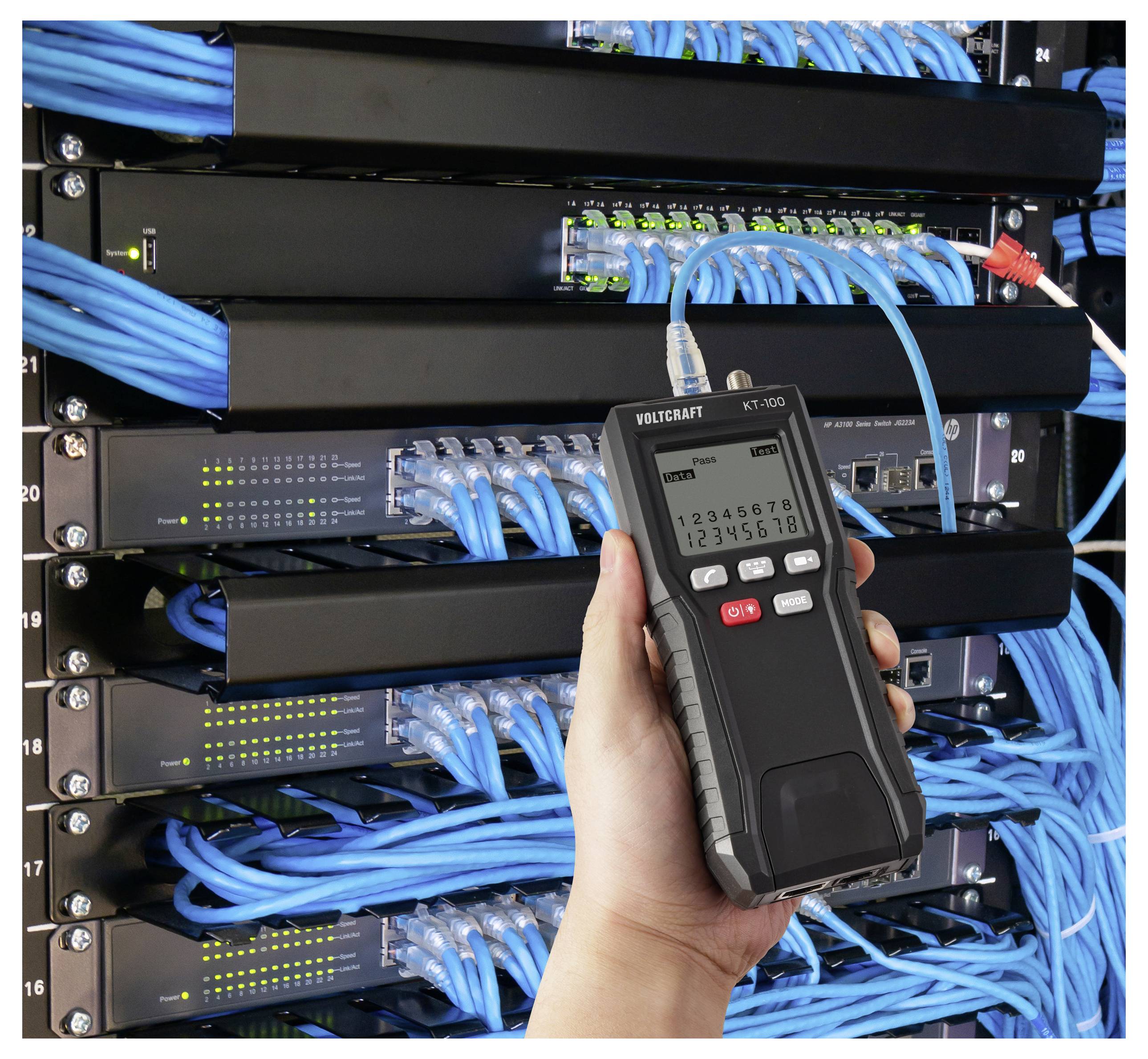 Eine Hand, die einen Netzwerk-Kabeltester vor einem Serverrack mit sorgsam angeordneten blauen Kabeln und Netzwerkswitches hält.