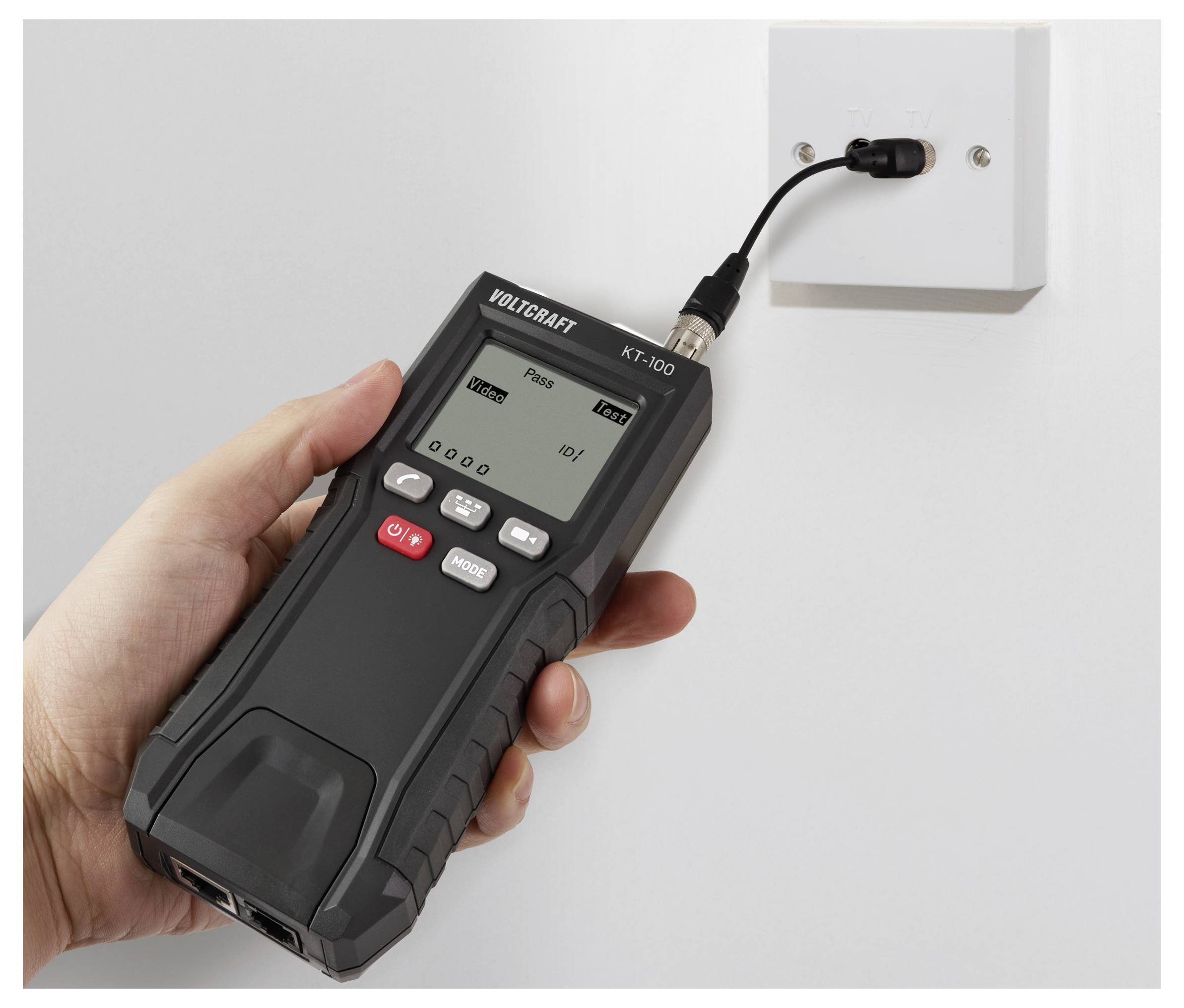 Eine Person hält ein digitales Gerät mit der Anzeige 