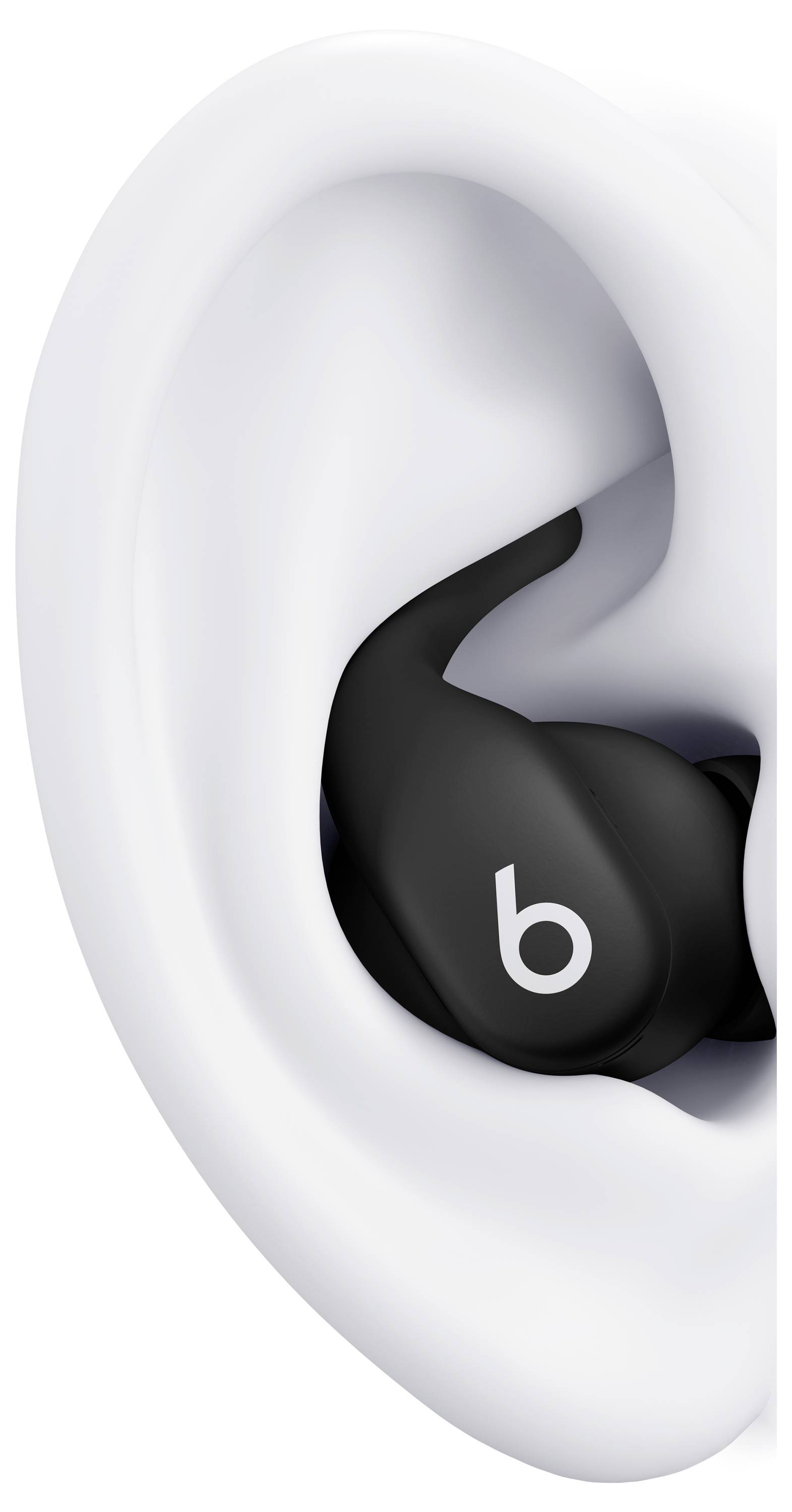 Ein schwarzer Earbud mit einem 'b' Logo sitzt fest und bequem in einem menschlichen Ohr und veranschaulicht einen sicheren und komfortablen Sitz zum Musikhören.