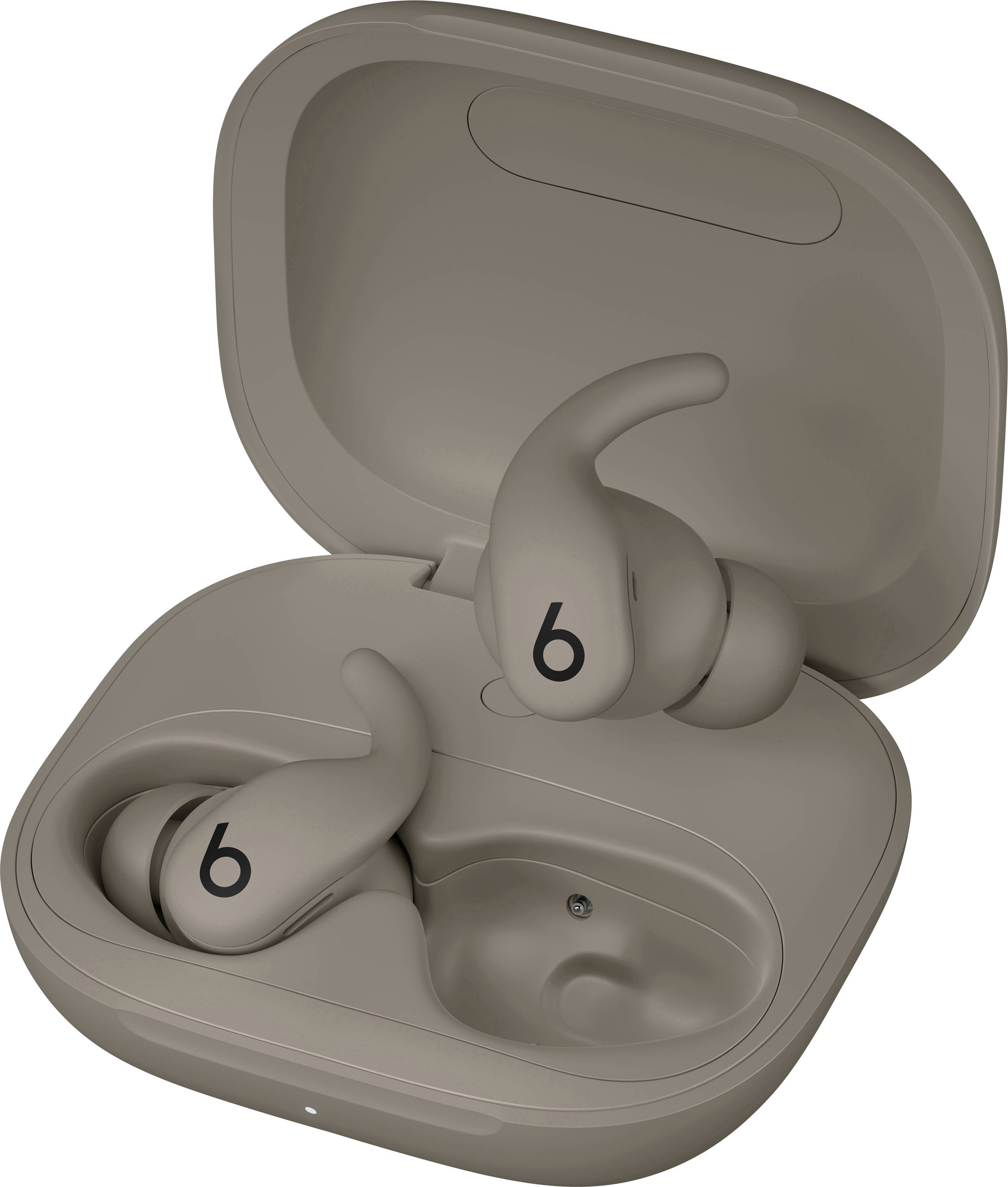 Offene Ladebox mit zwei drahtlosen Ohrhörern im Inneren, mit ergonomischen Ohrbügeln und einem schlanken, minimalistischen Design in einer neutralen Farbe.