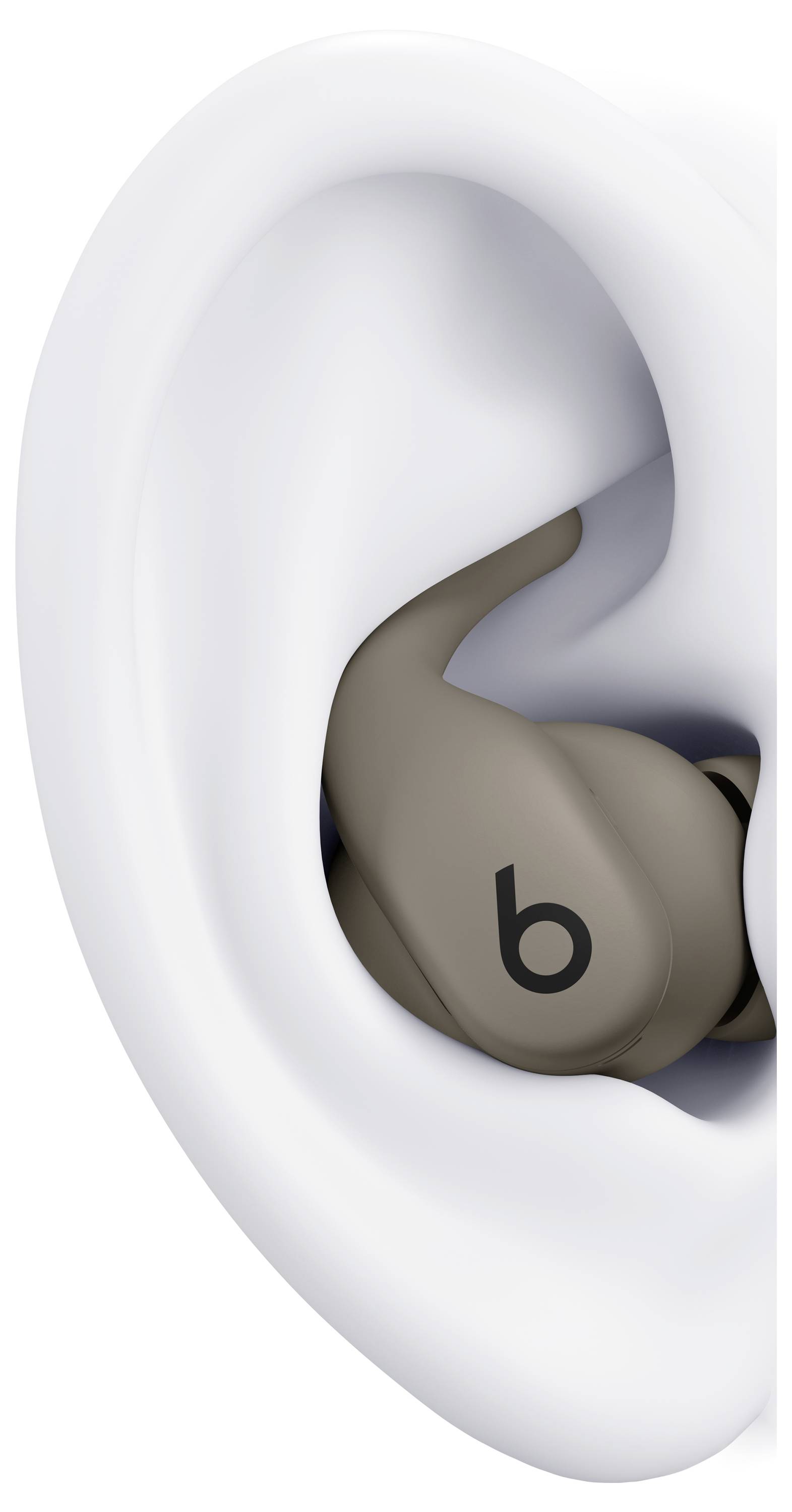 Ein Ohrhörer mit einem 'b'-Logo ist eng und bequem in einem menschlichen Ohr eingesetzt und betont einen komfortablen und sicheren Sitz.
