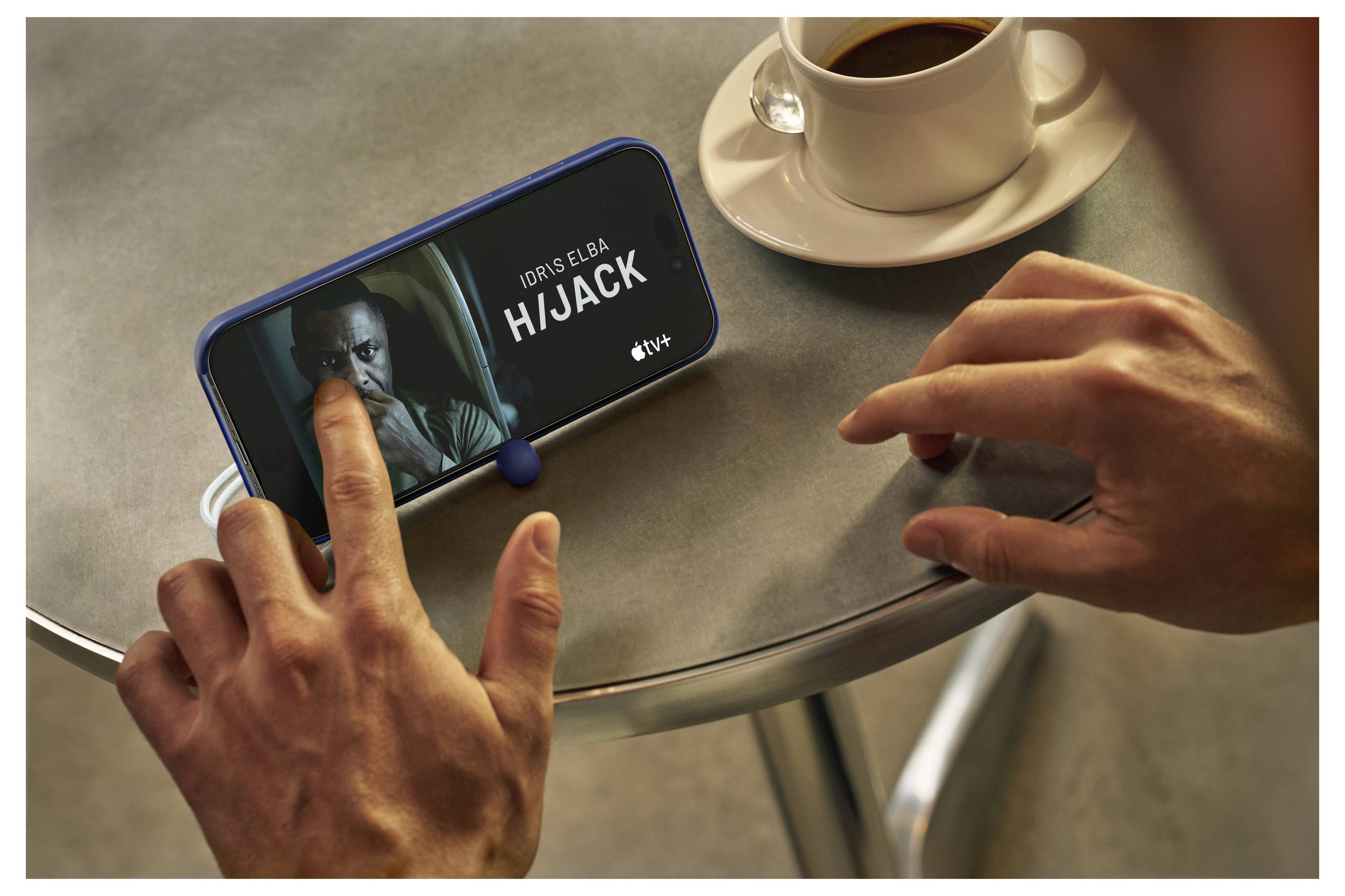 Eine Person interagiert mit einem Smartphone, auf dem 