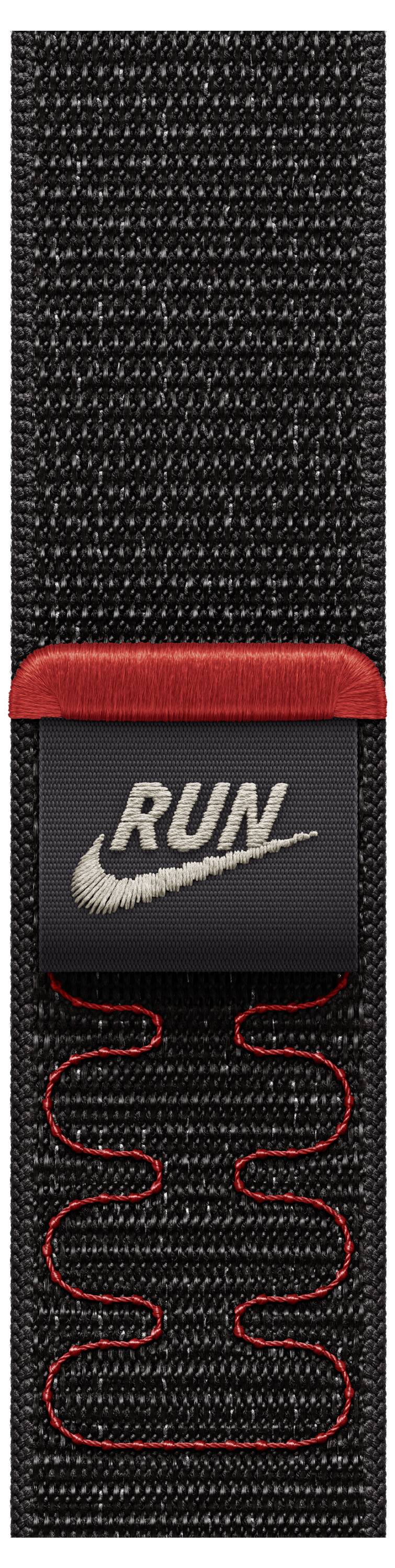 Eine Nahaufnahme eines schwarz-roten gewebten Riemens mit dem Wort 'RUN' und einem stilisierten Swoosh-Logo, was auf ein sportliches Design hinweist.