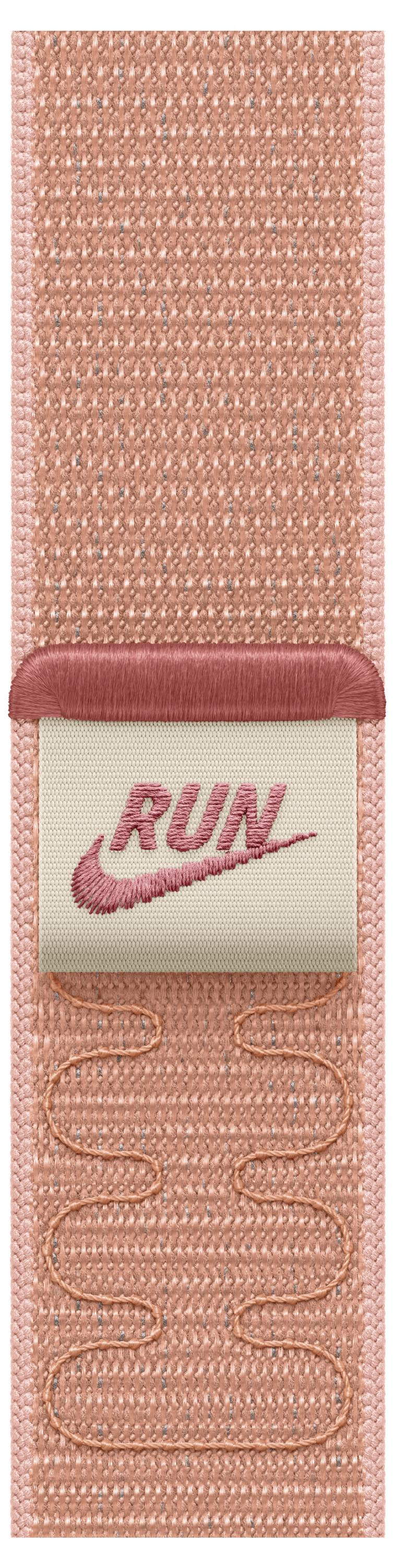 Melonenfarbener gewebter Riemen mit einem rechteckigen beigen Etikett, auf dem das Wort 'RUN' in roter Kursivschrift steht, begleitet von einem Swoosh-Logo.