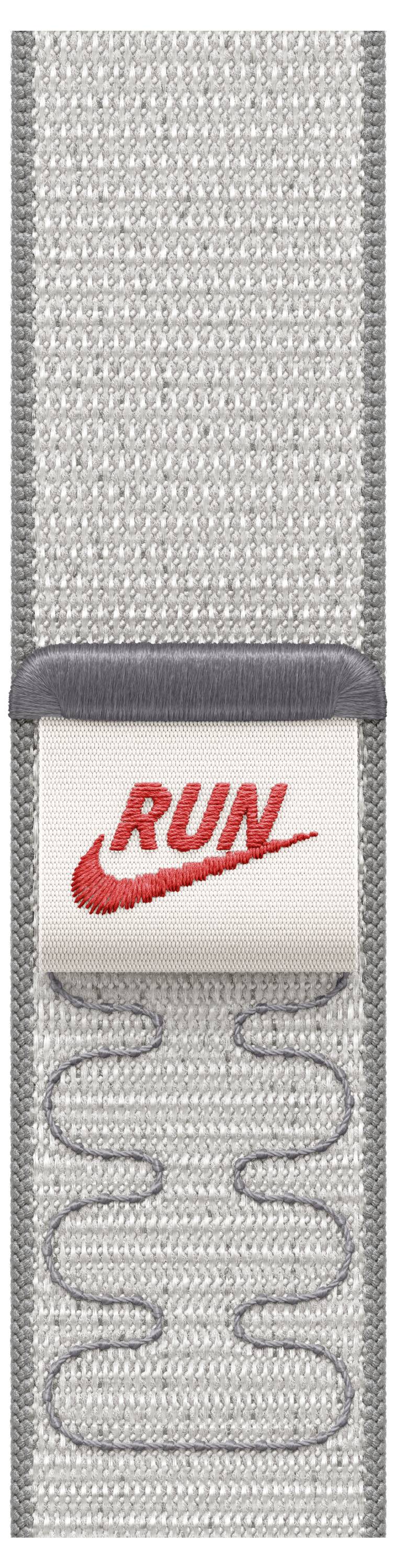 Nahaufnahme eines grauen gewebten Riemens mit einem weißen Etikett, das einen roten Swoosh-Logo und das Wort ‚RUN' in fetten Großbuchstaben trägt.