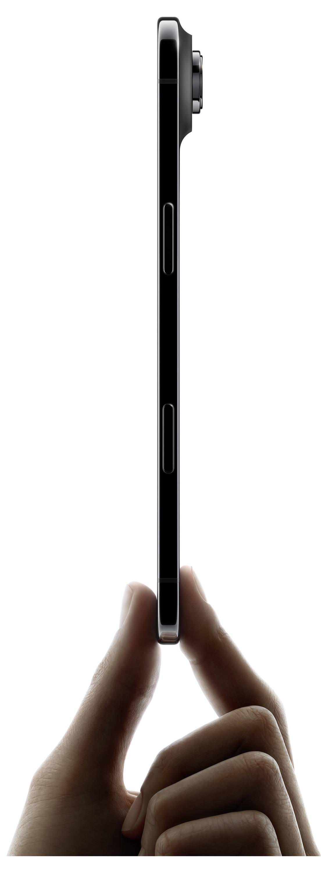 Eine Hand, die ein dünnes Smartphone vertikal vor einem weißen Hintergrund hält und dabei das schlanke Profil des Geräts hervorhebt.