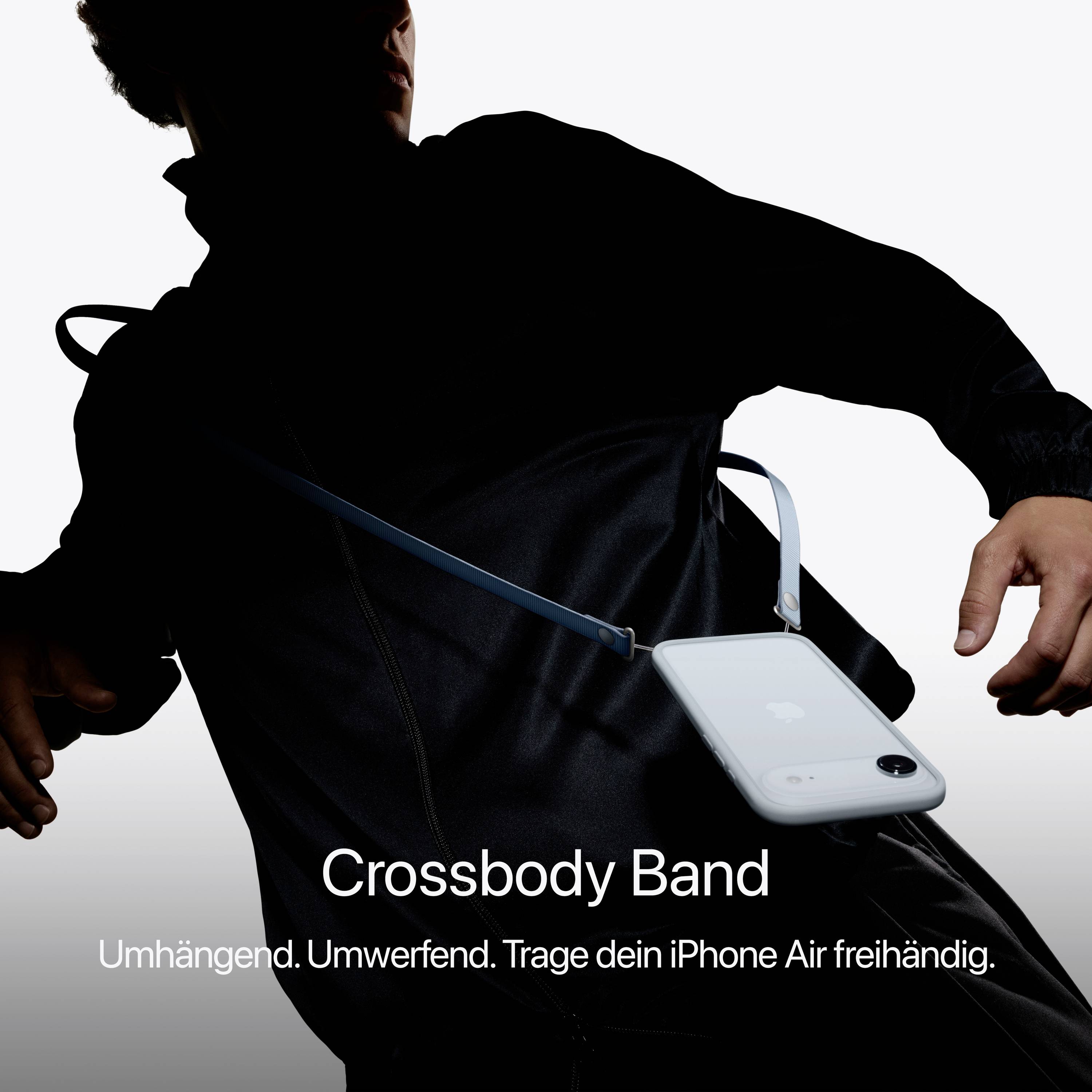 Der Schattenriss einer Person mit einem weißen iPhone mit blauem Umhängeband. Text: 'Crossbody Band. Trag dein iPhone Air freihändig.'