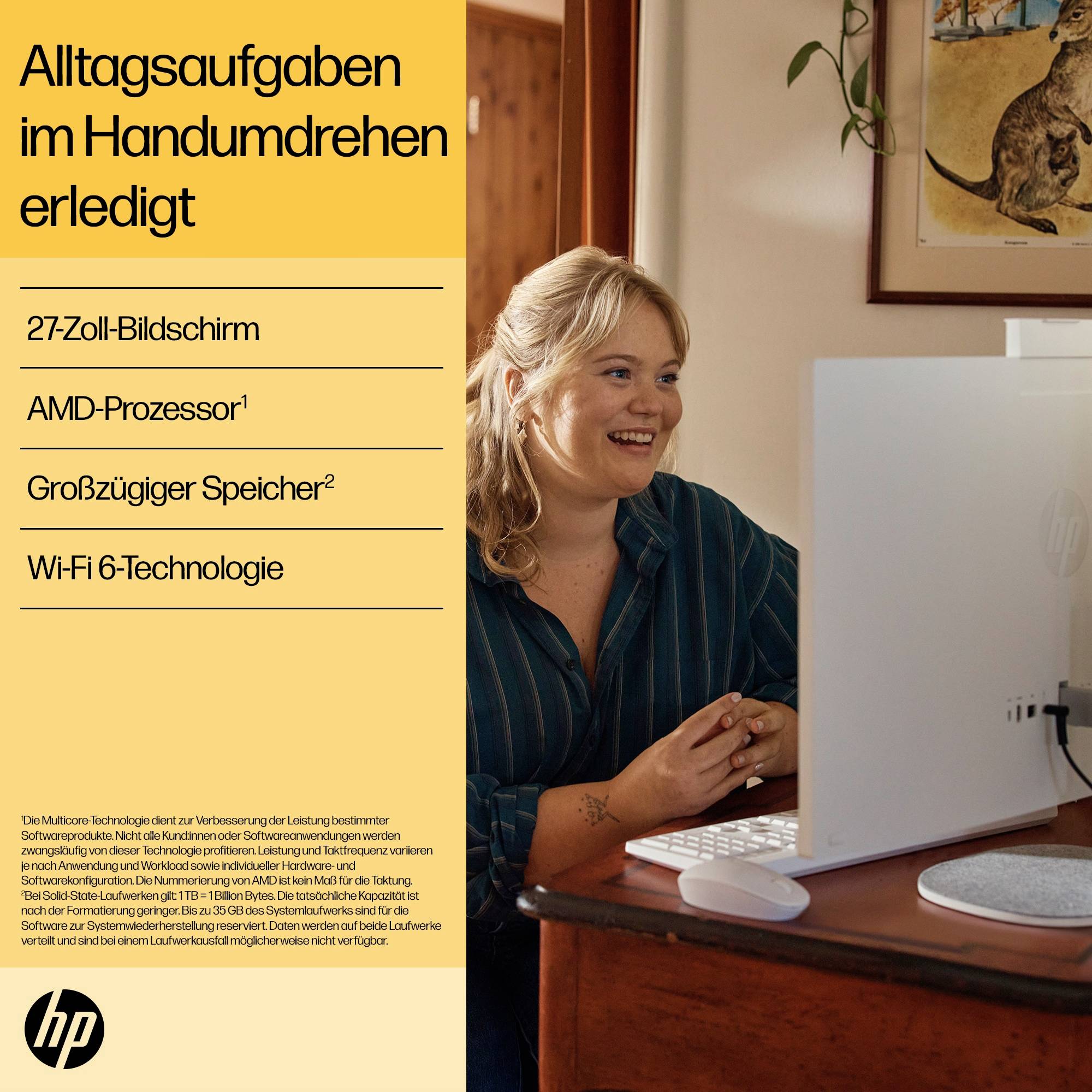 Frau sitzt lächelnd an einem Schreibtisch mit HP-Computer. Text beschreibt Bildschirm und Technologie-Spezifikationen, darunter AMD-Prozessor.