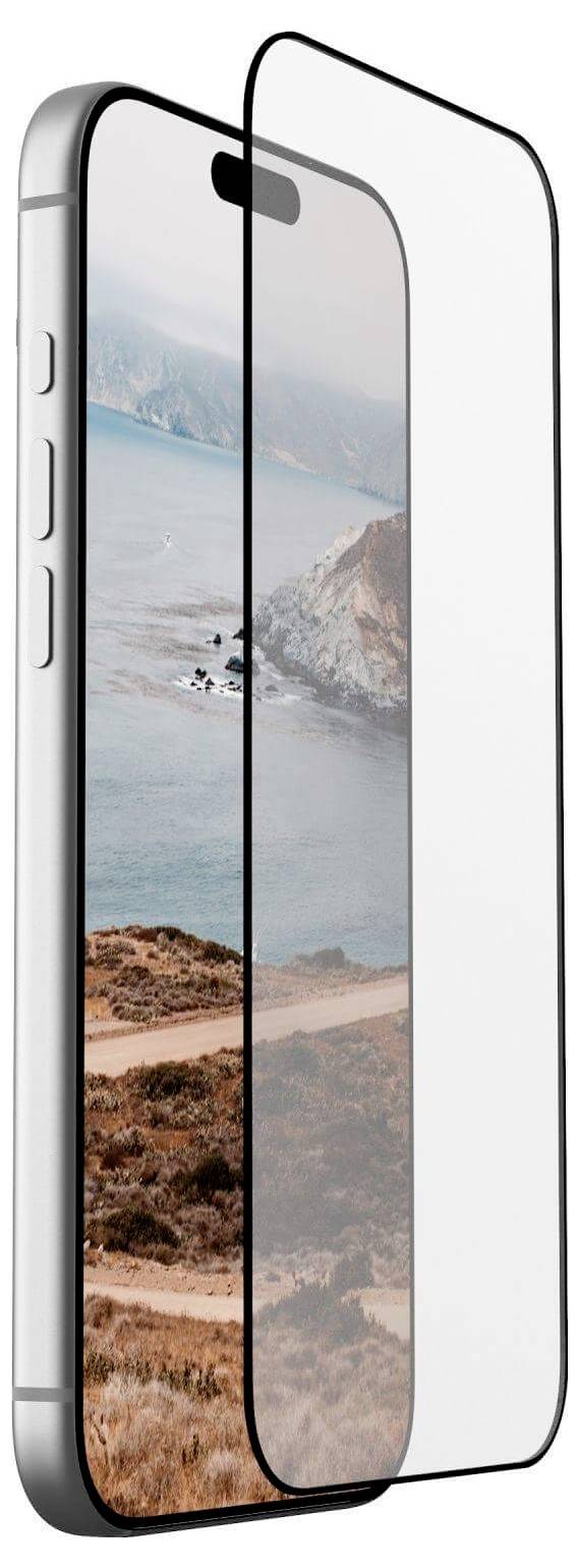 Smartphone mit aufgeklebter Displayschutzfolie, auf dessen Bildschirm eine Küstenlandschaft mit Klippen und Meereswellen zu sehen ist.