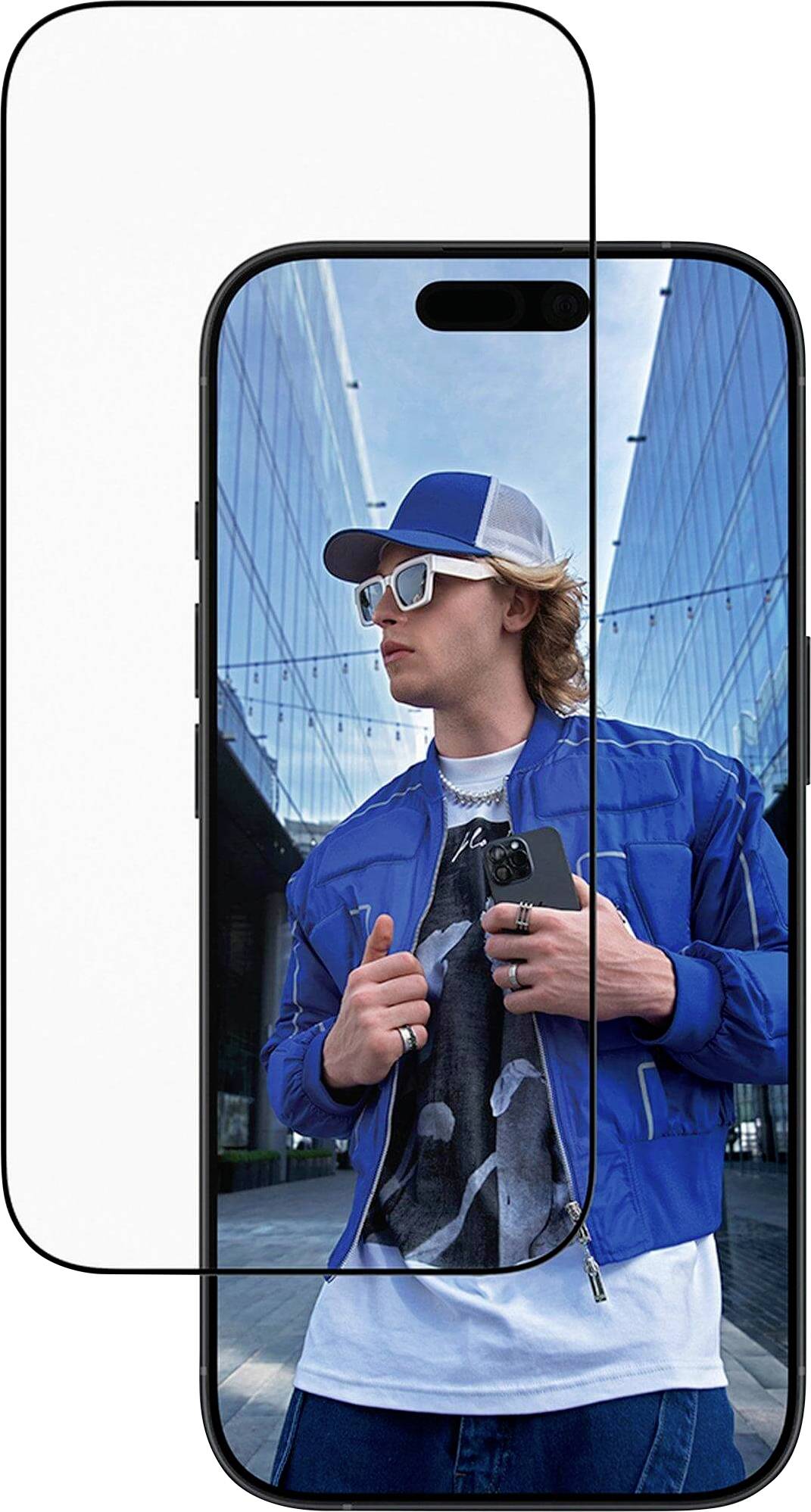 Ein Displayschutz für ein Smartphone ist zu sehen, der eine Person in einer blauen Jacke und Kappe zeigt, die zwischen Glasgebäuden steht.