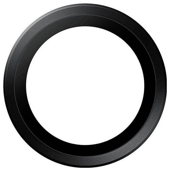 Ein schwarzer kreisförmiger Rahmen mit strukturierter Oberfläche, der einem Objektivring ähnelt, vor einem einfarbig weißen Hintergrund.