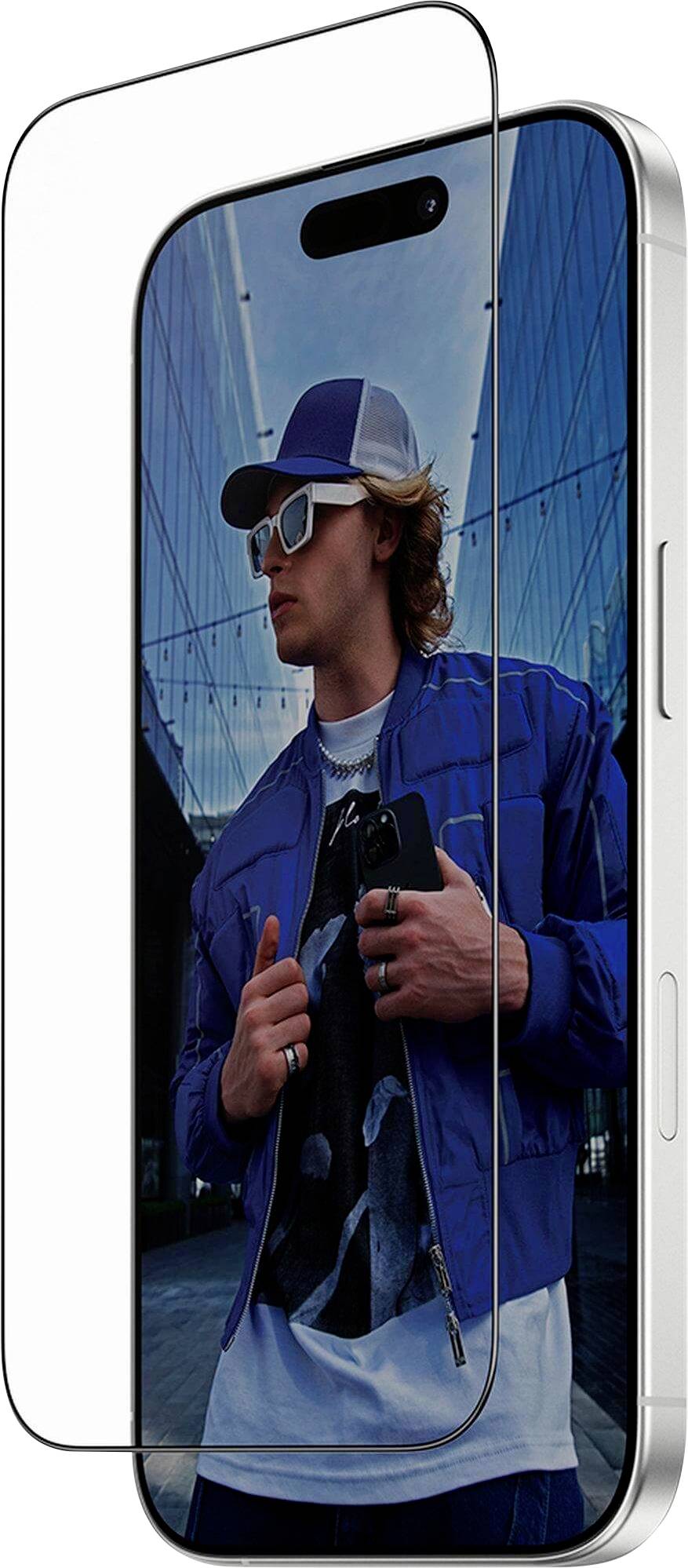 Eine Person mit blauer Jacke, Kappe und Sonnenbrille wird auf einem Smartphone-Bildschirm gezeigt, wobei ein spiegelndes Gebäude im Hintergrund zu sehen ist.