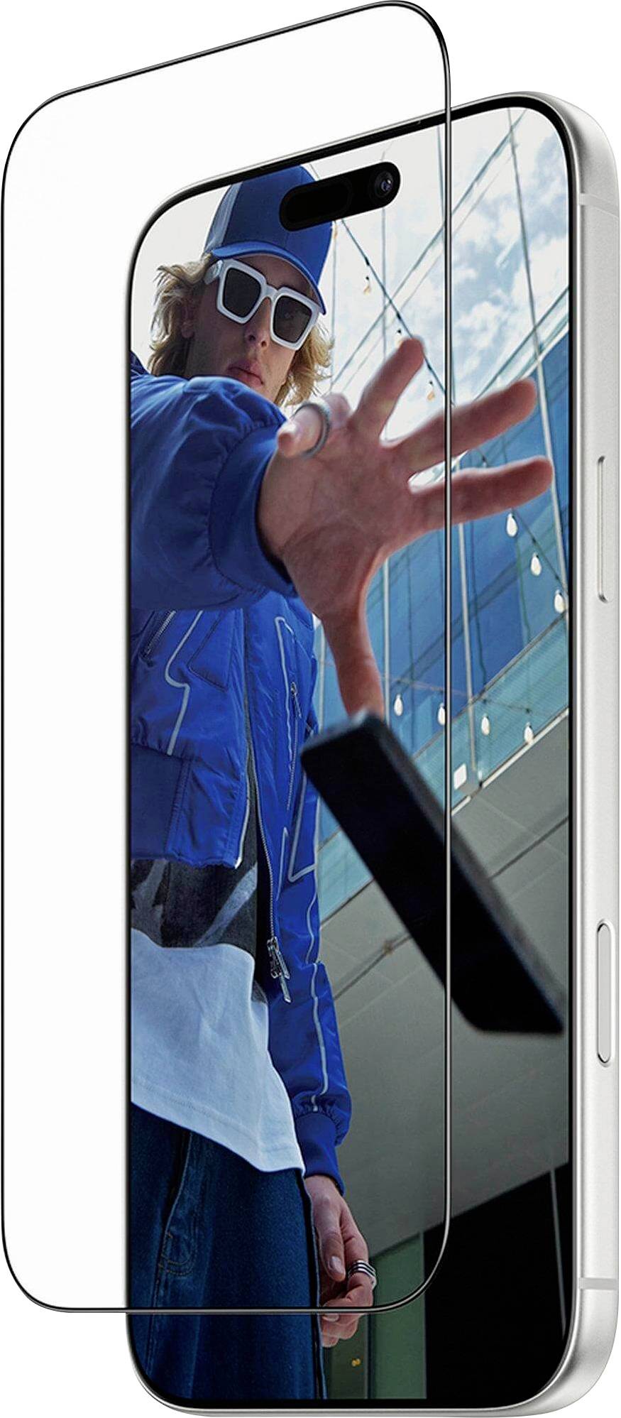 Eine Person in legerer Kleidung und Sonnenbrille streckt die Hand zur Kamera aus, mit einer Handyhülle im Vordergrund, vor einem reflektierenden Gebäudehintergrund.
