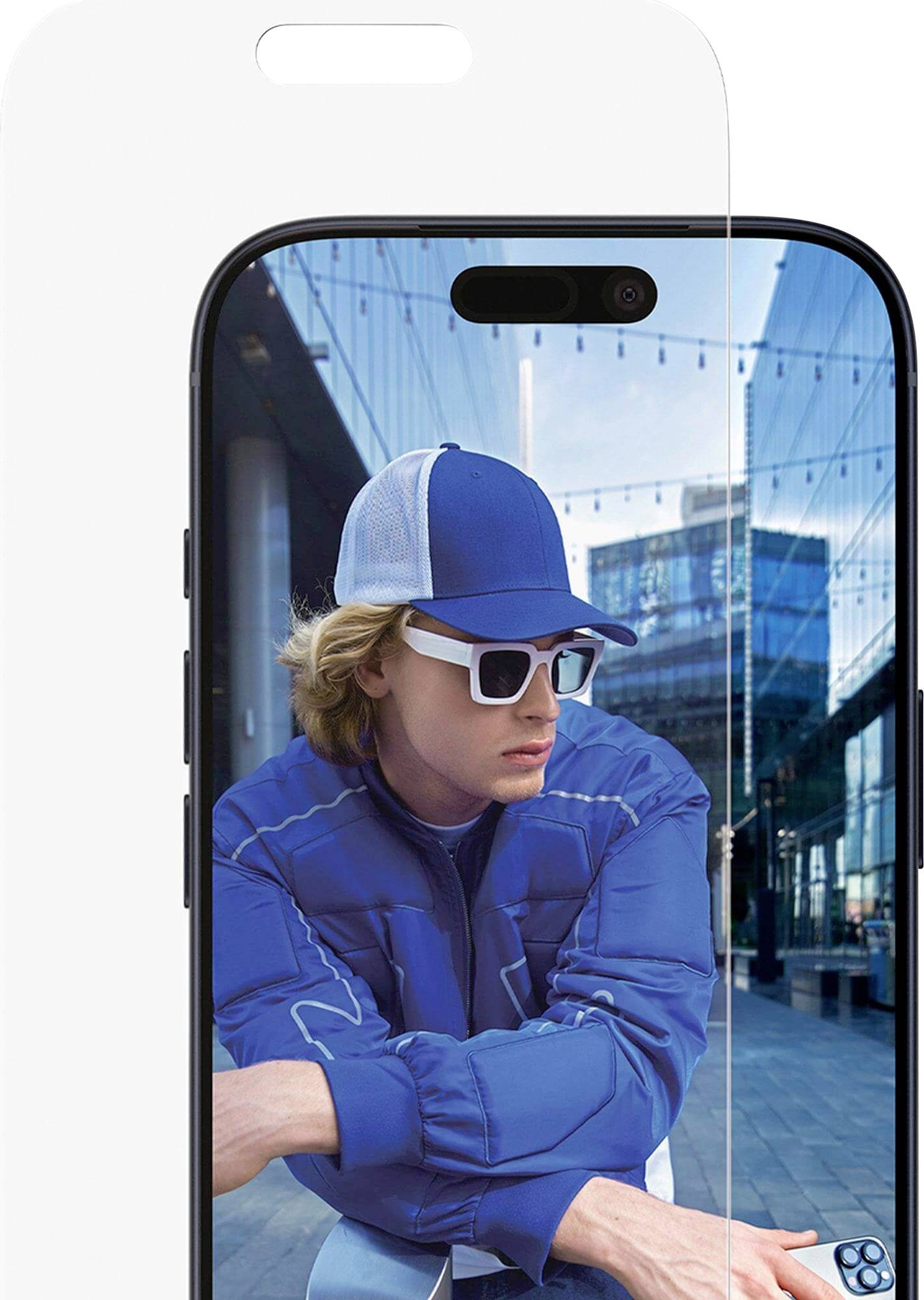 Eine Person mit Sonnenbrille, blauer Jacke und Kappe wird auf einem Smartphone-Bildschirm gezeigt, neben dem sich eine Displayschutzfolie befindet.