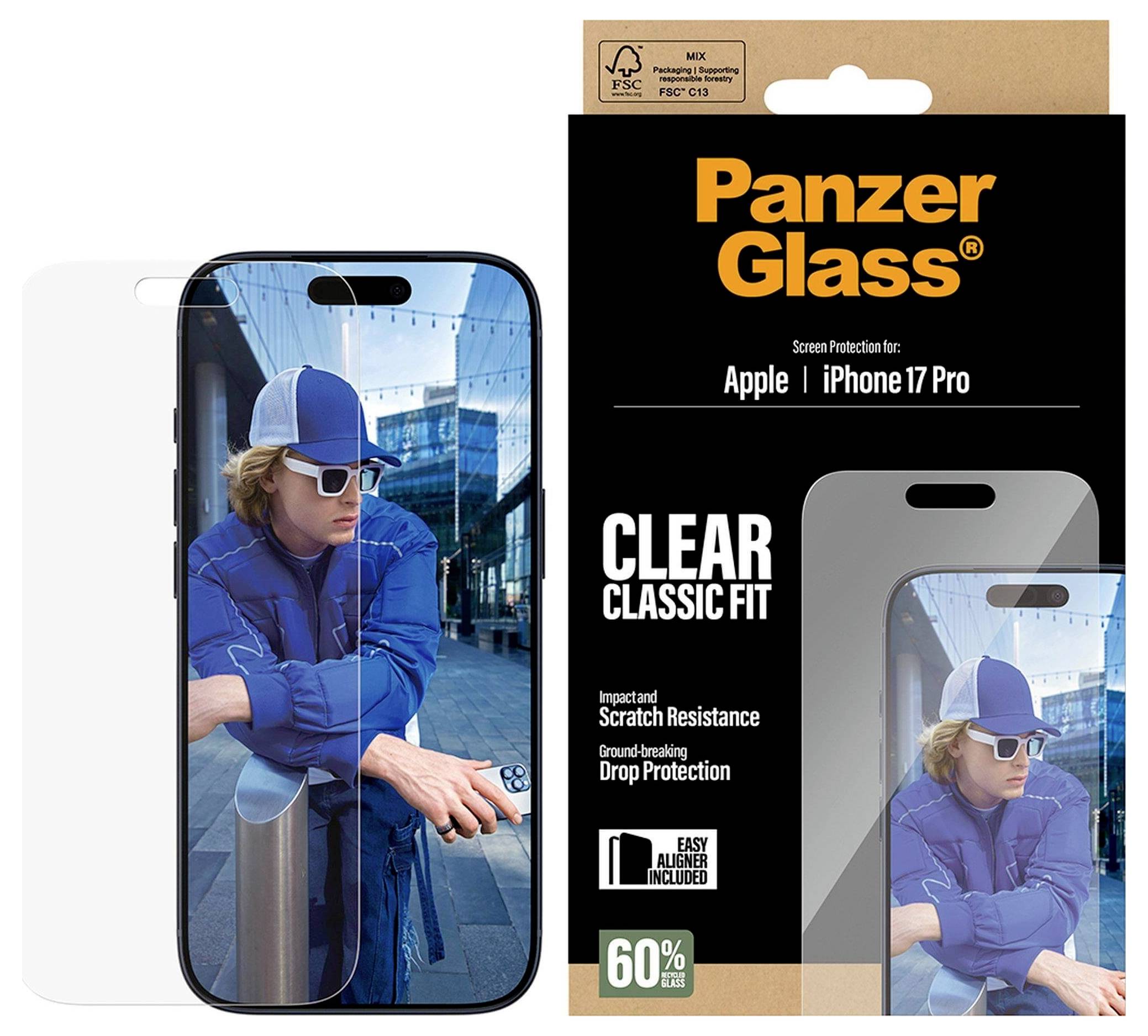 Person in blauer Jacke und Kappe mit Sonnenbrille, reflektiert auf einem Smartphone mit einer Schutzglasabdeckung. Verpackung hebt 'Panzer Glass Clear Classic Fit' für iPhone 17 Pro hervor.