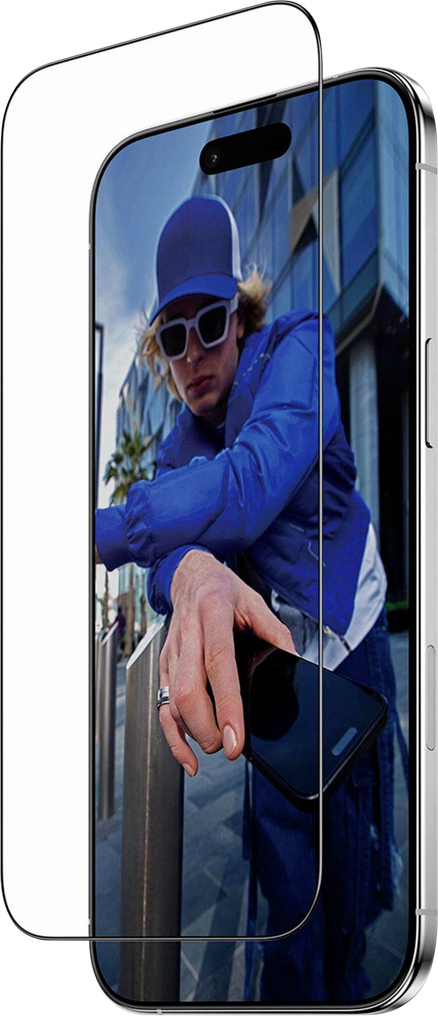 Eine Person in blauer Kleidung und Sonnenbrille zeigt mit ausgestrecktem Arm durch den Bildschirm eines Smartphones auf die Kamera und erzeugt dadurch eine dynamische, fesselnde Perspektive.