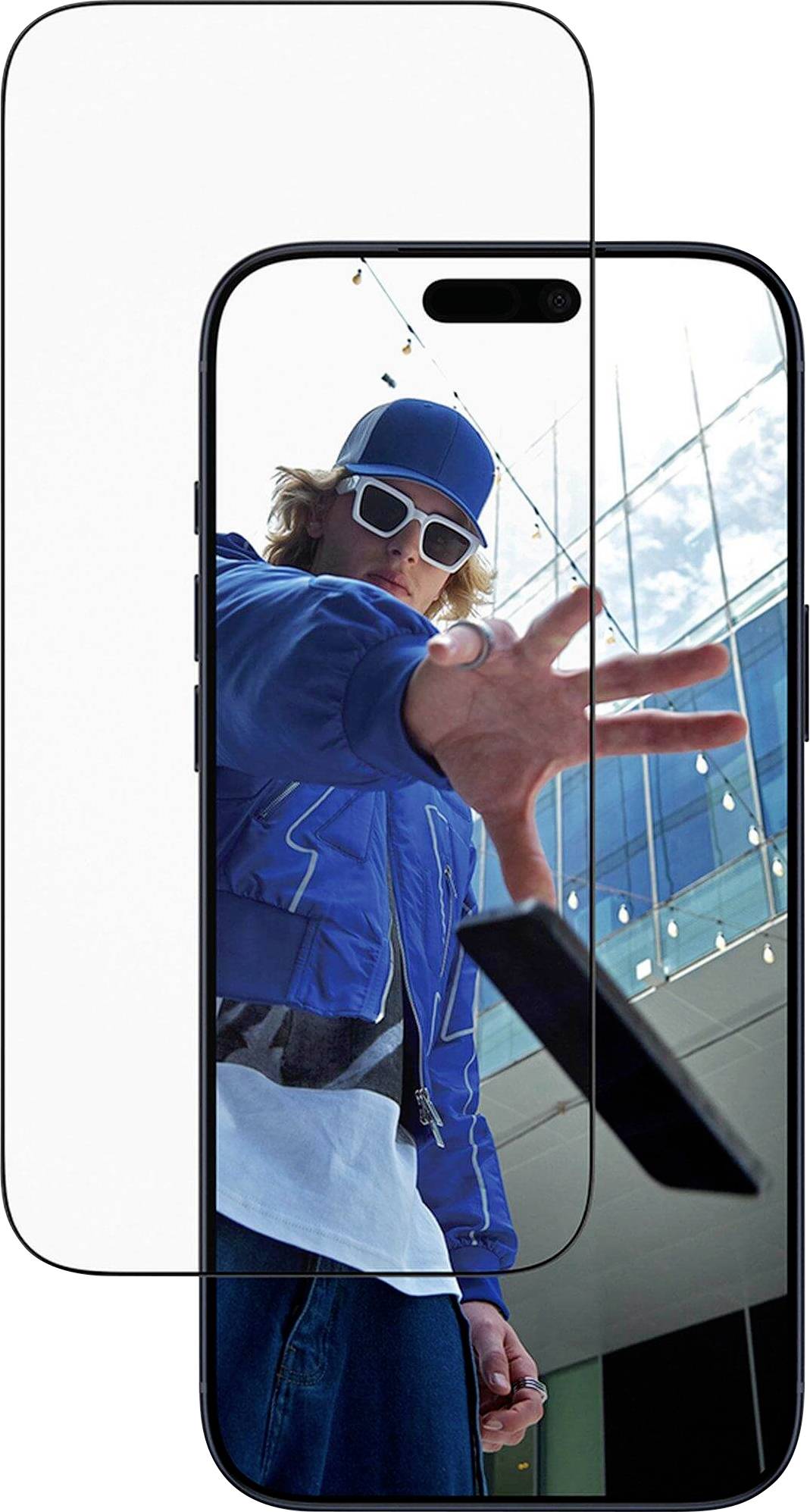 Eine Person mit blauer Jacke und Sonnenbrille wird im Moment der Bewegung eingefangen, wie sie ein schwarzes Rechteck wirft, aufgenommen durch einen Smartphone-Bildschirm.