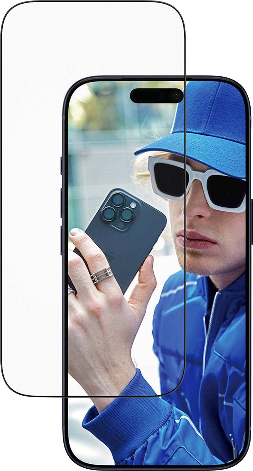 Eine Person in einer blauen Jacke und einem Hut hält ein Smartphone und trägt eine Sonnenbrille. Der Fokus liegt auf dem Gerät und ihrer stylischen Erscheinung.