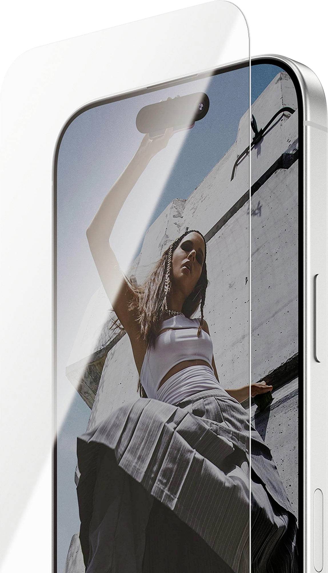 Ein Smartphone zeigt eine Frau im Freien, die ein Gerät über ihrem Kopf gegen einen blauen Himmel hält. Das Handy hat eine transparente Displayschutzfolie.