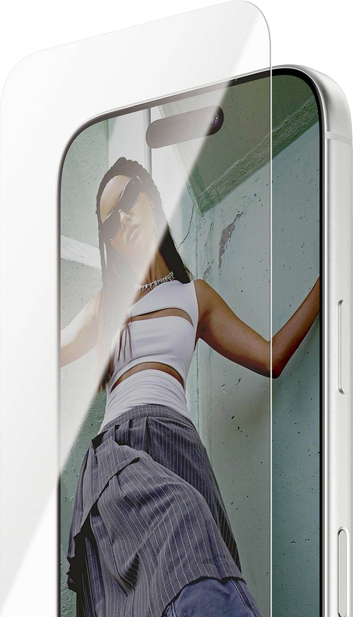 Ein Smartphone mit einem durchsichtigen Displayschutz zeigt eine Frau, die ein weißes Oberteil und einen grauen Rock trägt. Das Bild demonstriert die Transparenz des Schutzfolienfilms.