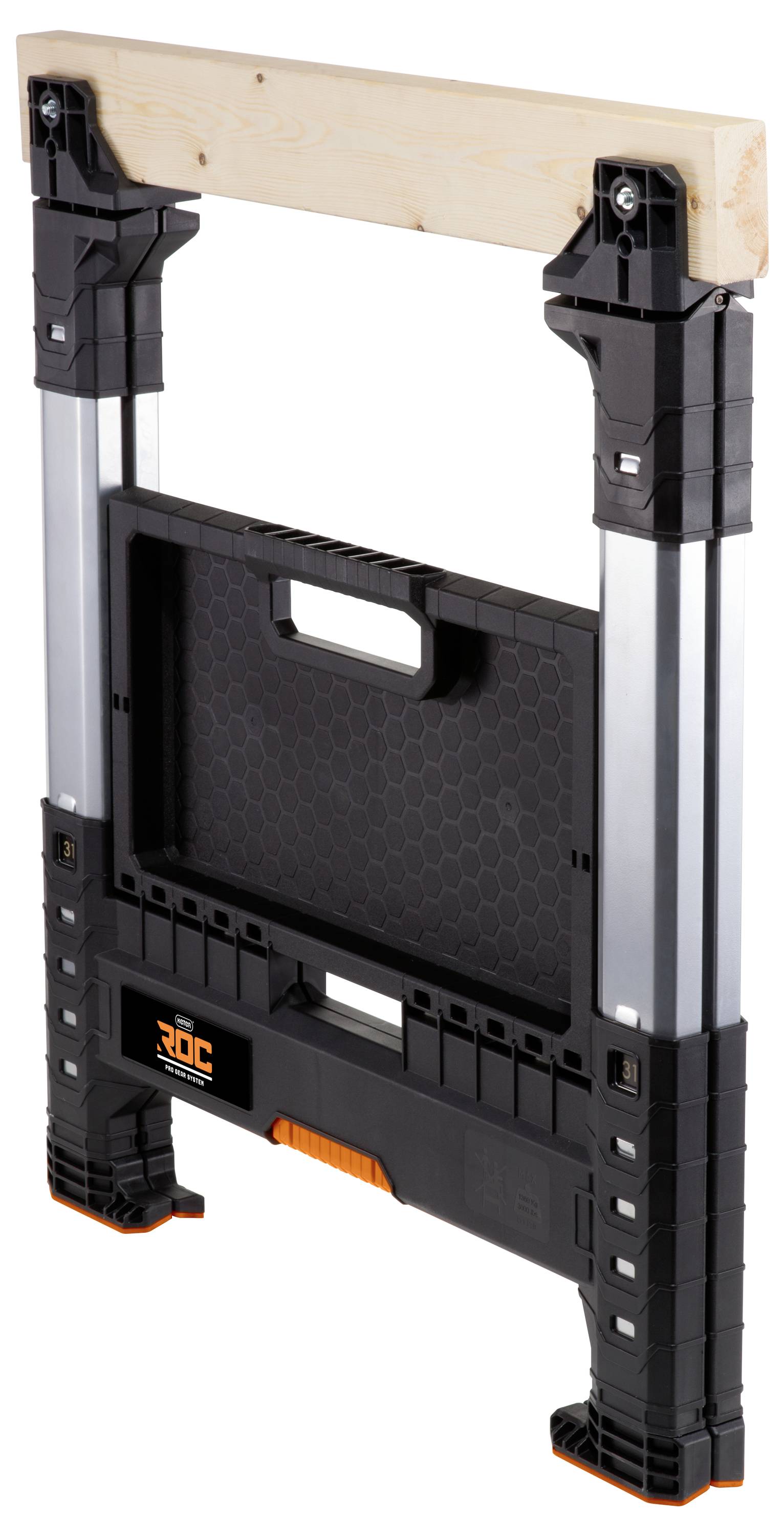 Ein klappbarer Sägebock mit einem Holzbalken auf der Oberseite, ausgestattet mit einem schwarz-silbernen Gestell mit orangefarbenen Akzenten, konzipiert zum Abstützen von Werkstücken.