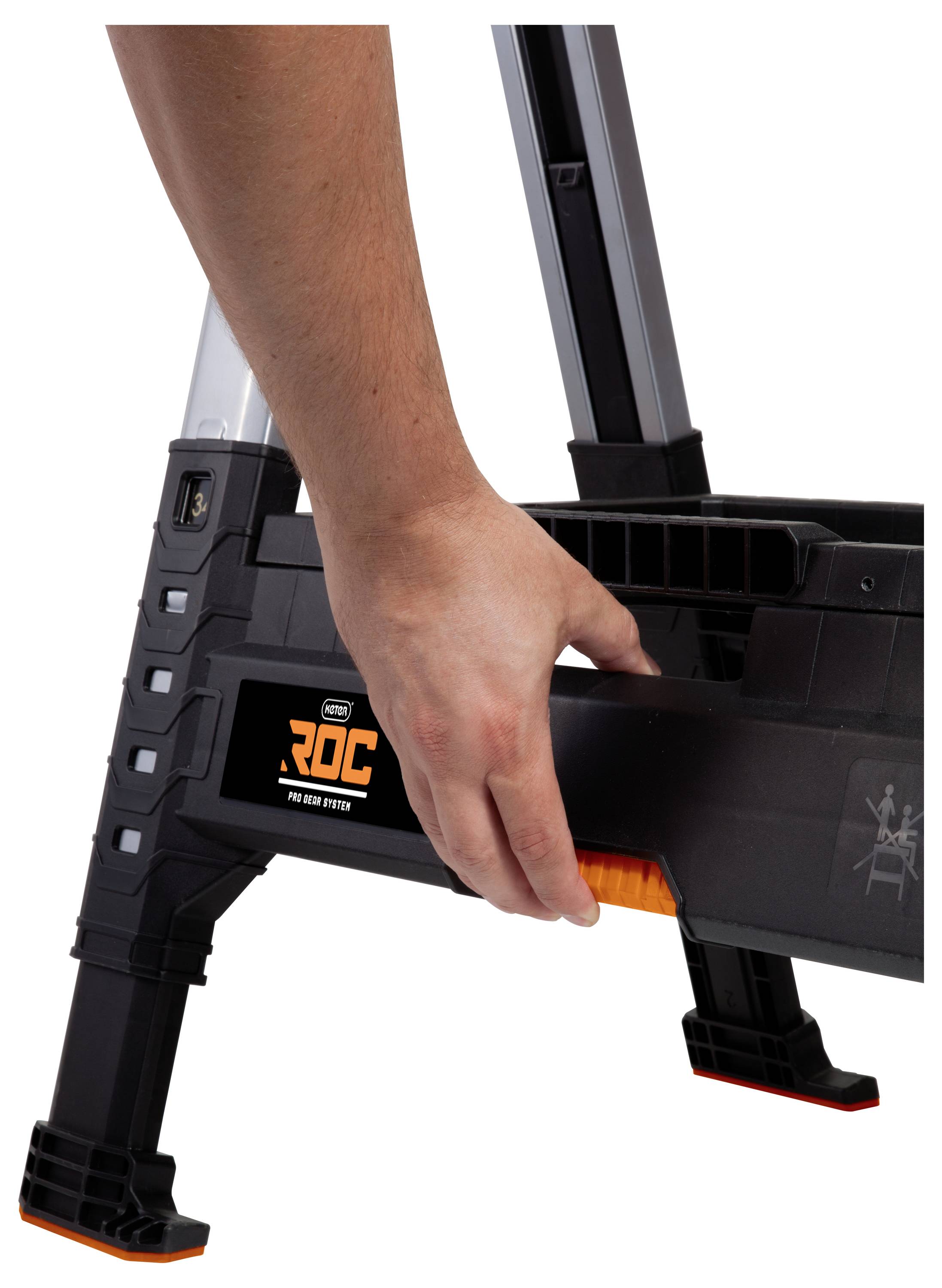 Person, der den Hinterladelastenverriegelungsmechanismus an einer schwarz-orangen Leiter justiert und dabei Stabilität und Sicherheit für die Verwendung gewährleistet.