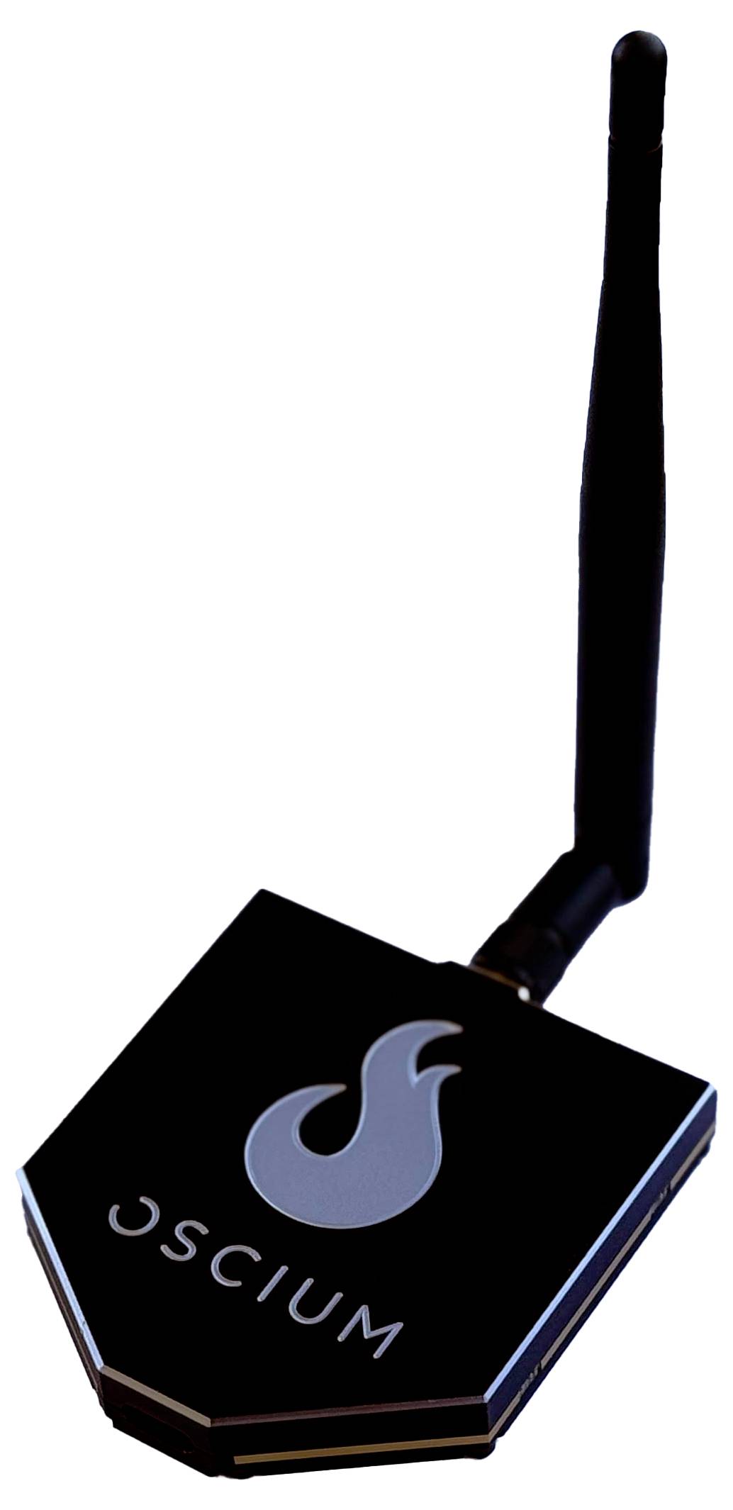 Ein schwarzes rechteckiges Gerät mit einer Antenne, versehen mit dem Logo und dem Text ‚Oscium' auf seiner Oberfläche.